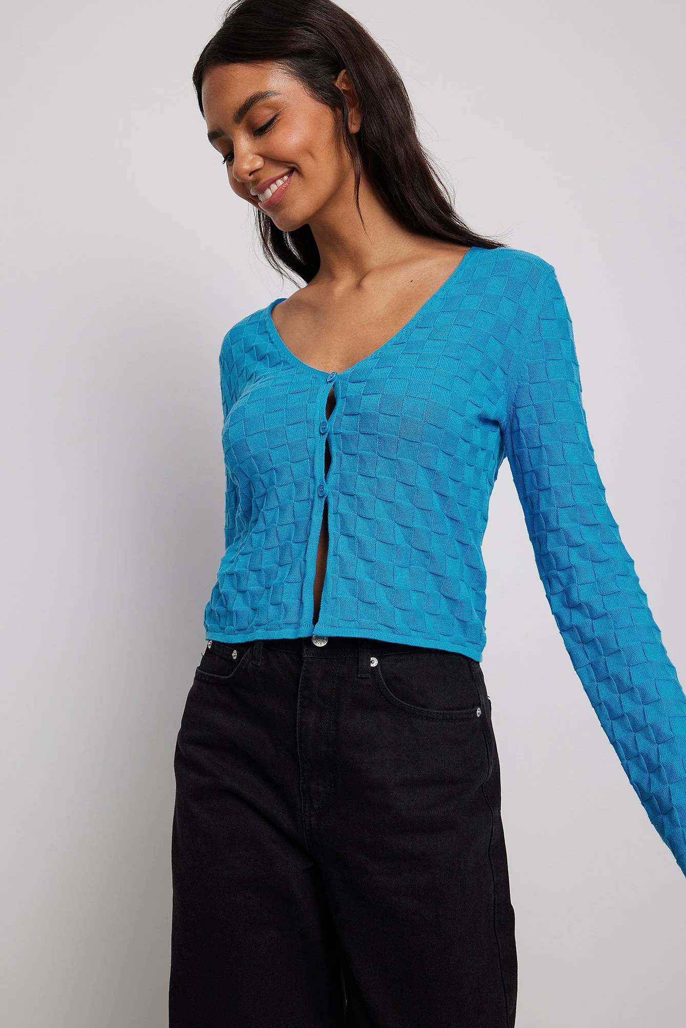 Quadratische Strickjacke mit Knotendetail