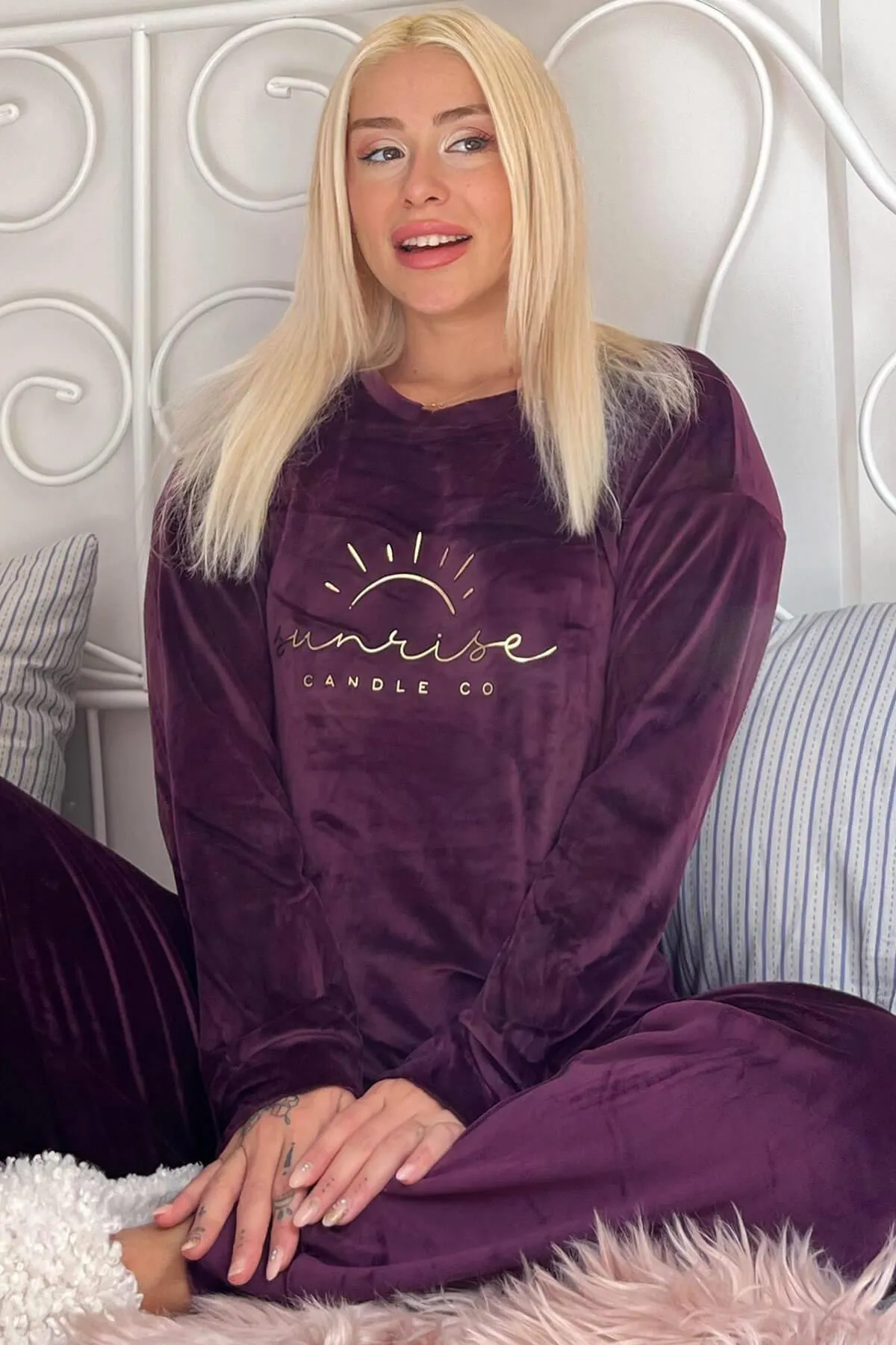 Pijamaevi  Plum Sunshine gemustertes, exklusives Damen-Pyjama-Set aus Samt