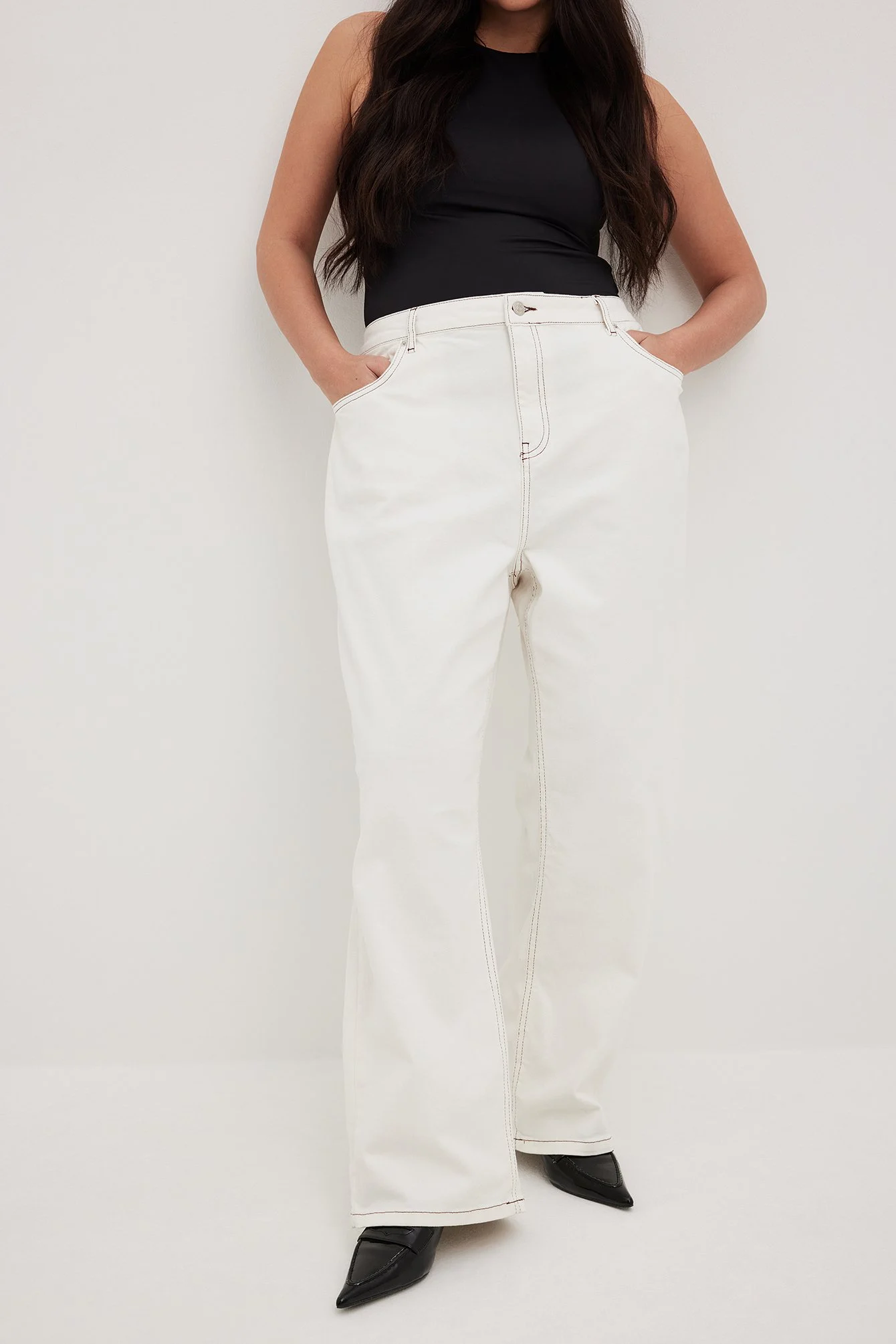 Hoch geschnittene, gerade Jeans mit Kontrastnaht
