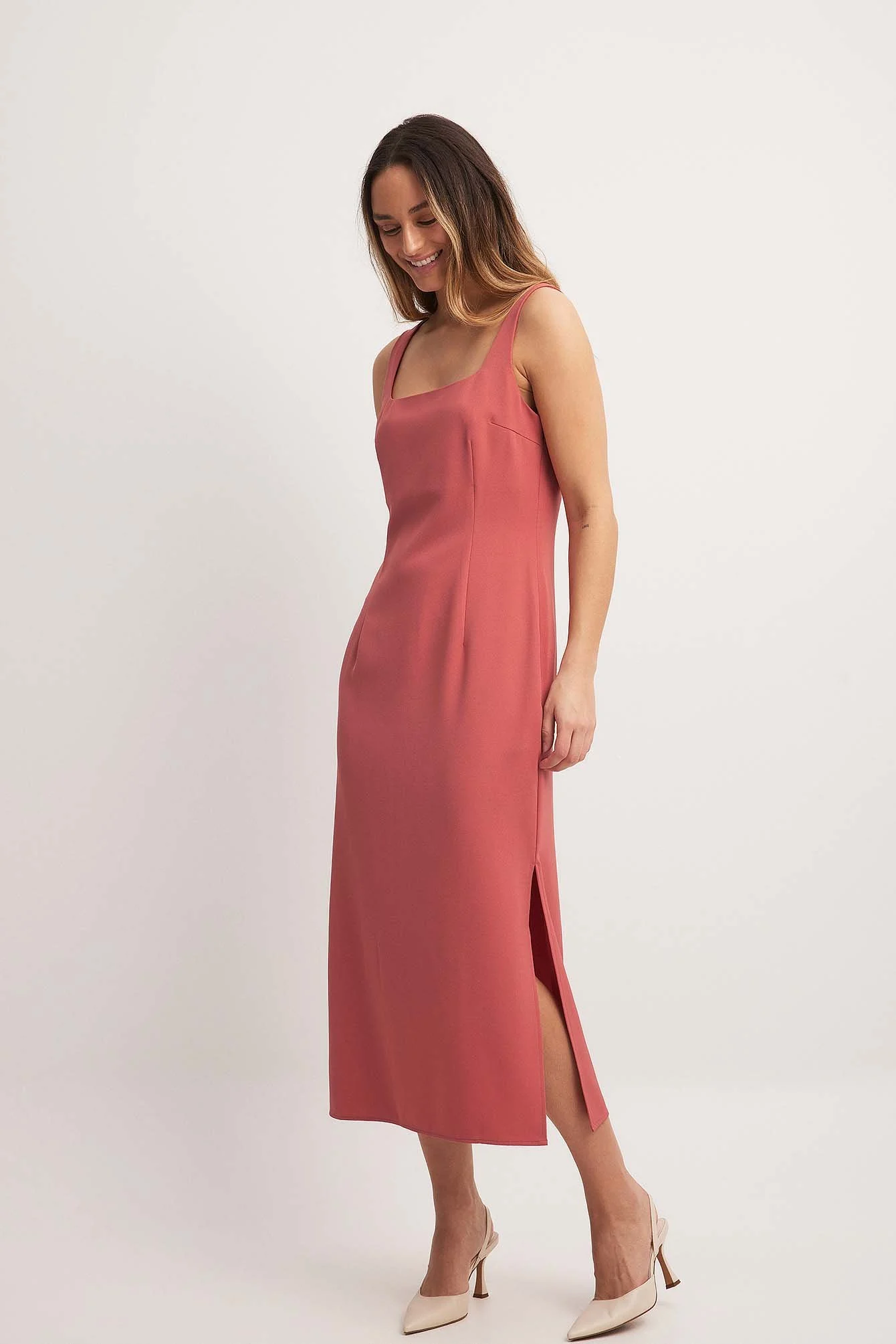 Eng anliegendes Midikleid mit eckigem Ausschnitt