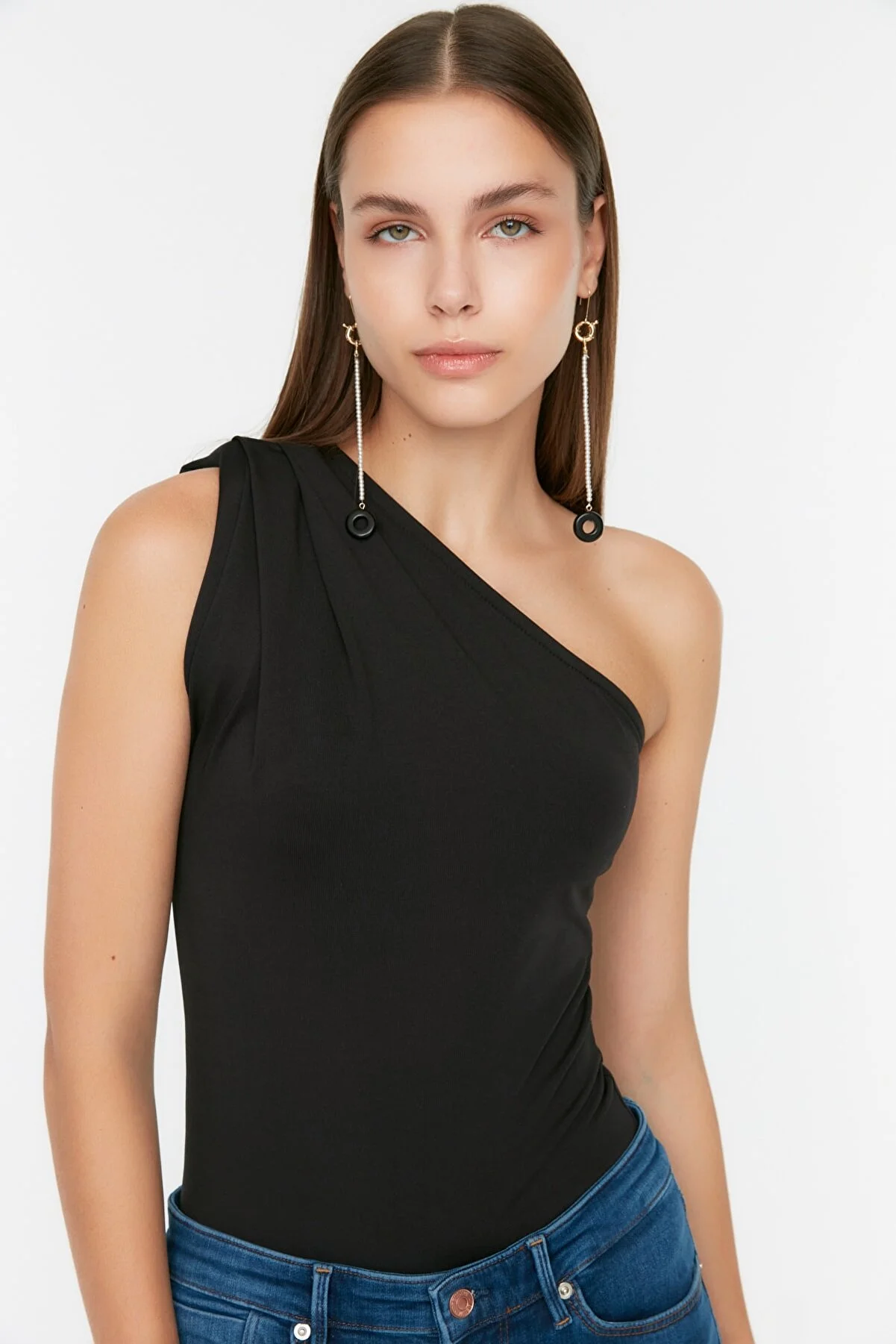 Trendyol Collection  Schwarzer flexibler Strickbody mit asymmetrischem Kragen und Druckknöpfen an der Unterseite TWOSS22BD00014