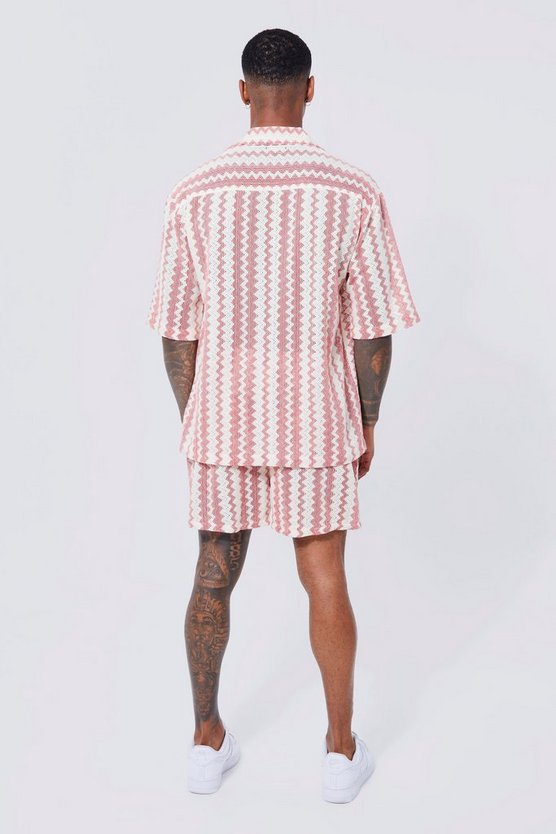 Kurzärmliges Hemd und Shorts mit Zick-Zack Print