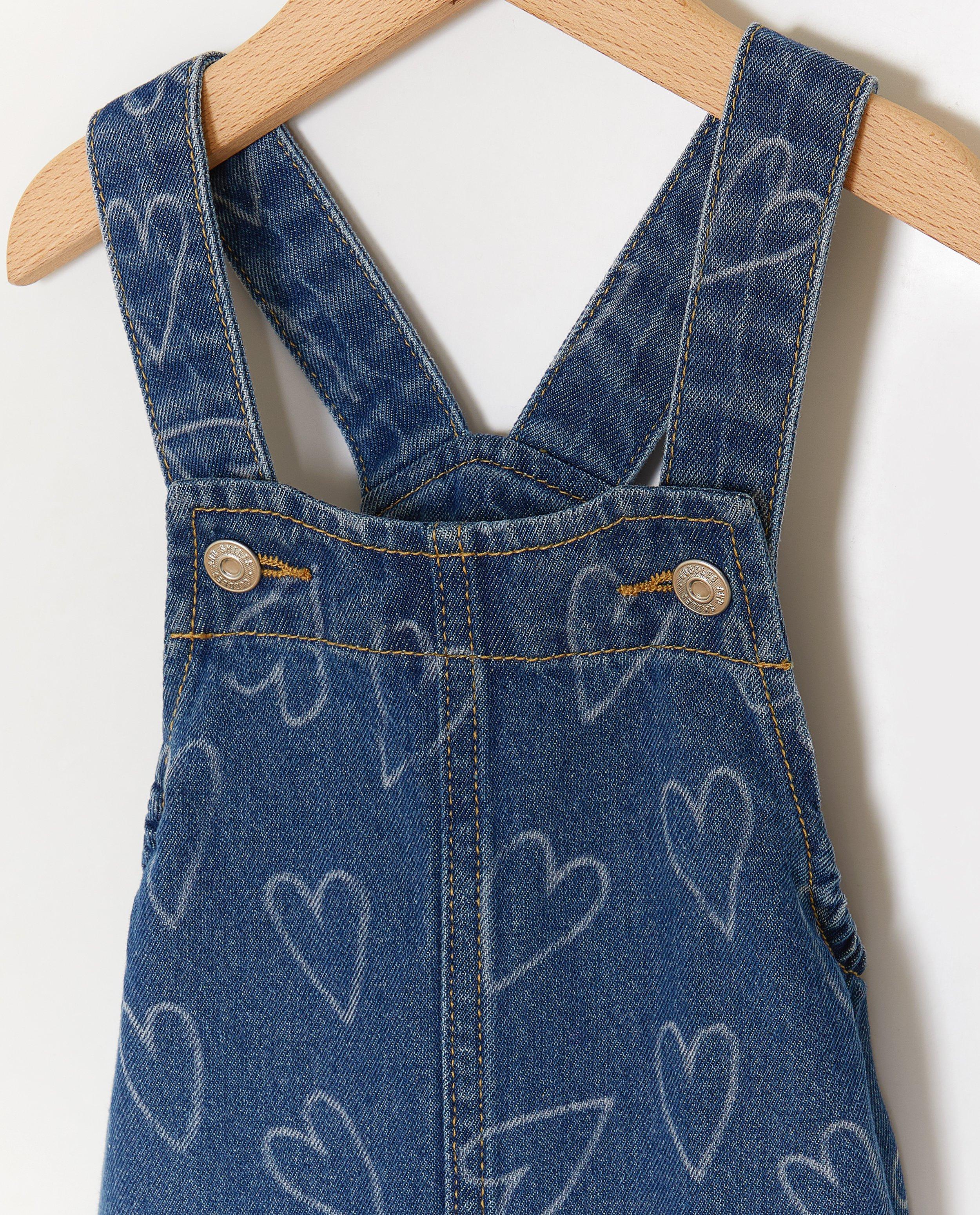 Rochie salopetă din denim Cuddles and Smiles cu imprimeu de inimă, albastră
