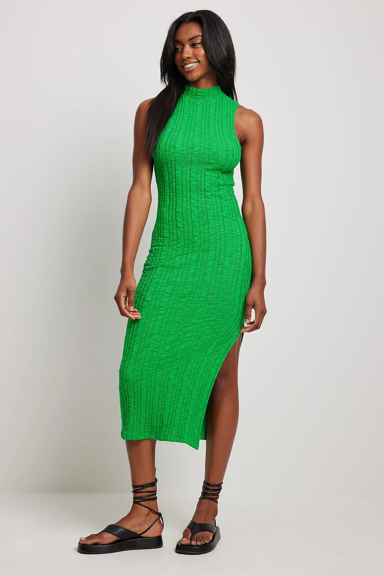Strukturiertes Midikleid mit Schlitzdetail