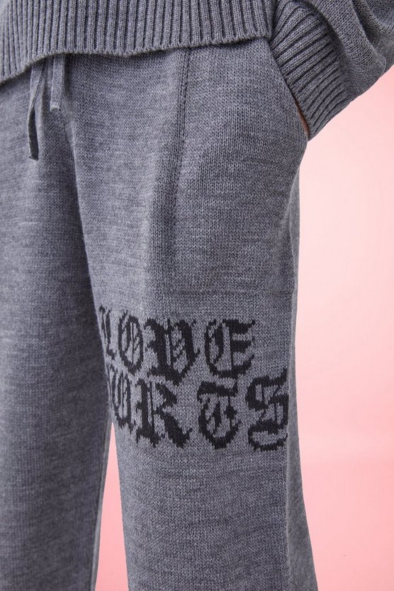 Lockere Jogginghose mit Gothic-Schriftzug