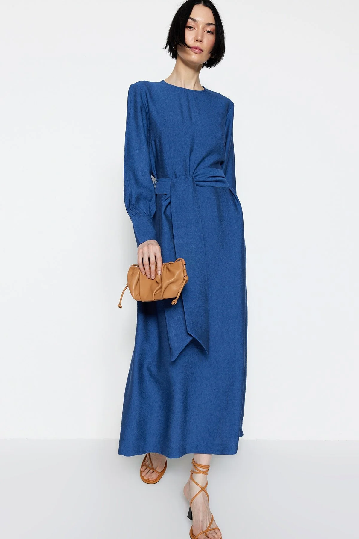 Trendyol Modest  Indigofarbenes, gewebtes Kleid in Leinenoptik mit breitem Gürtel, Reißverschluss und Bündchen TCTSS23EB00219