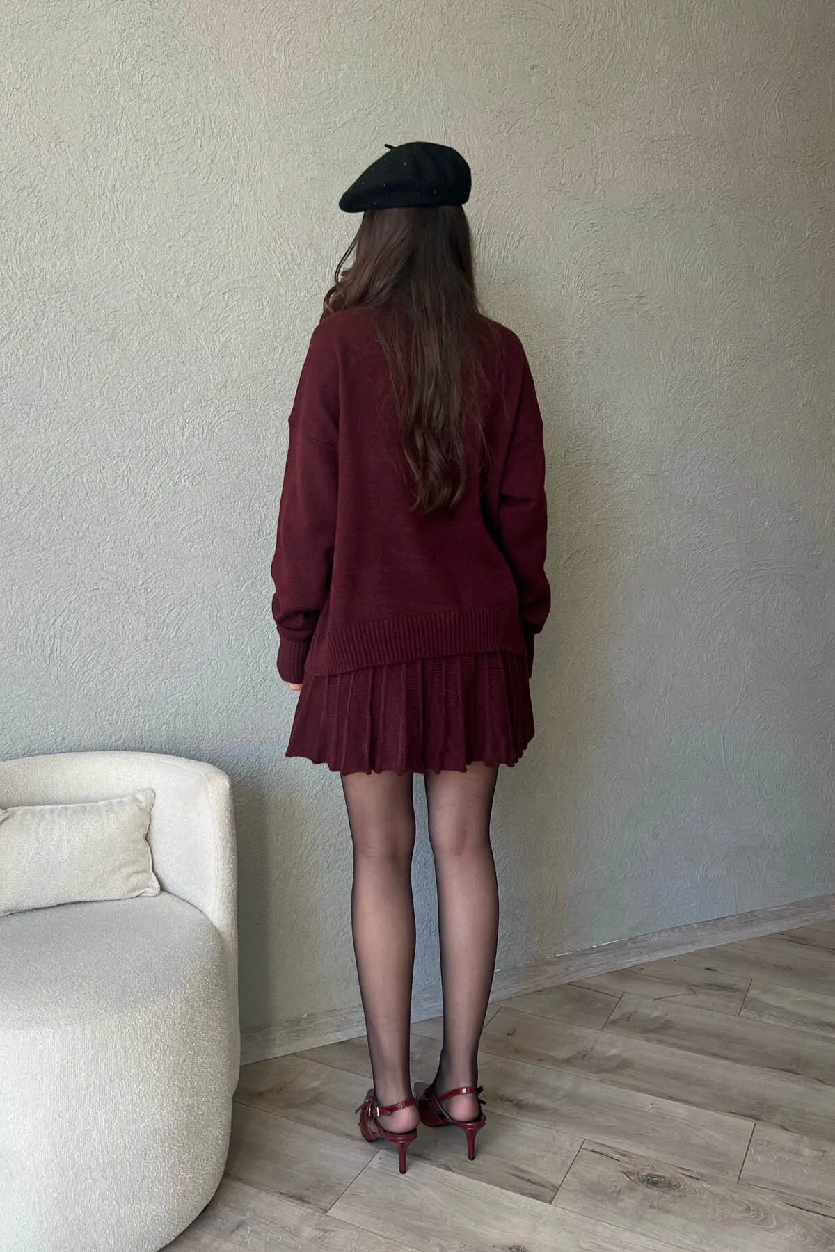 Seda Yalçın Atelier  Set aus Rollkragenpullover und Rock in Weinrot