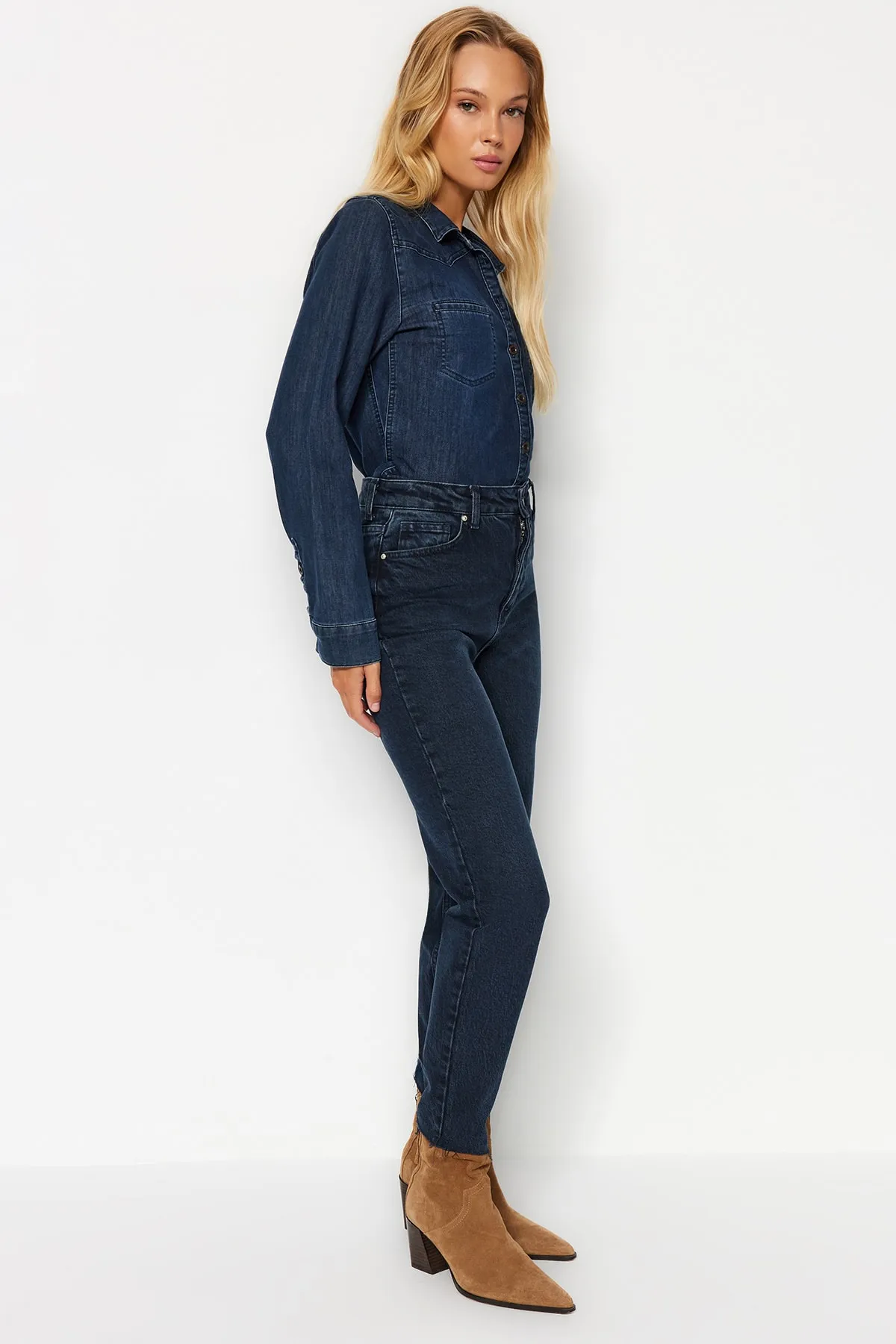 Trendyol Collection  Mitternachtsblaue Slim Mom-Jeans mit hoher Taille TWOSS23JE00094