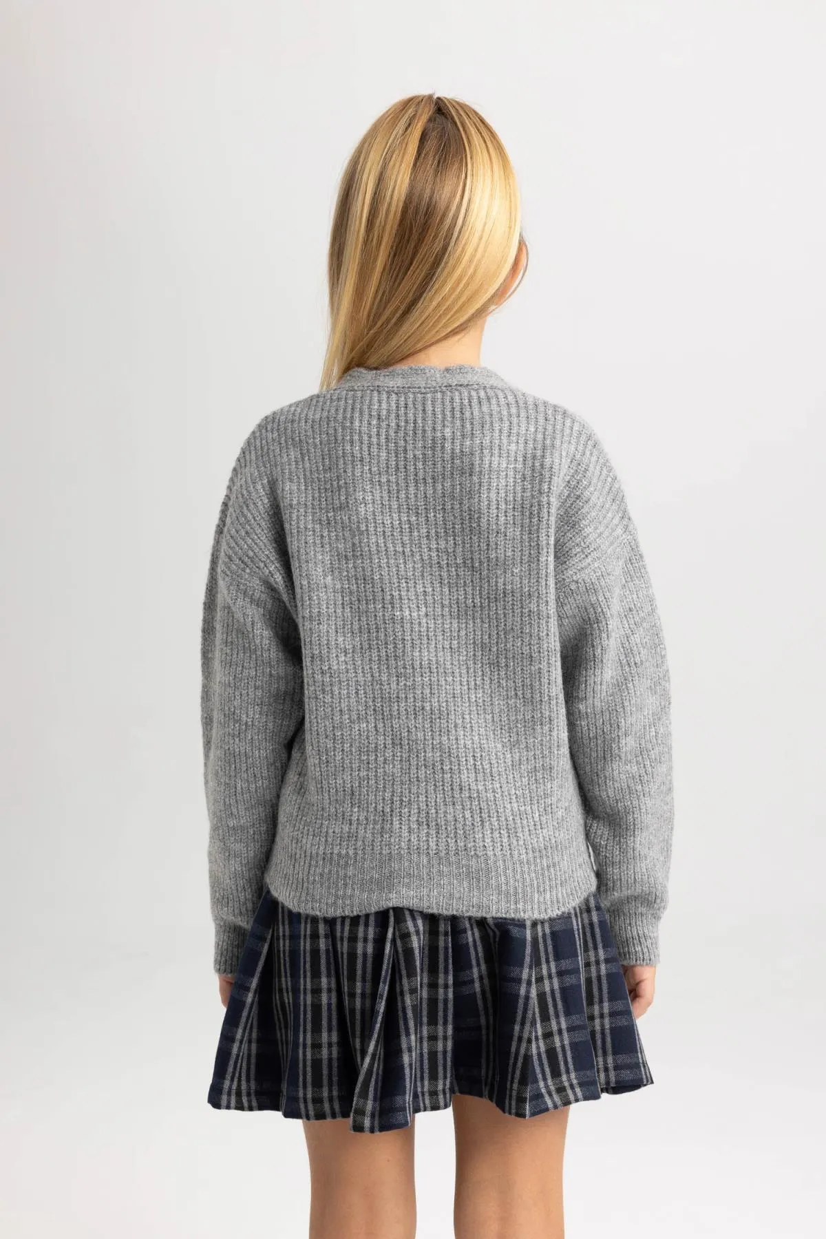 DeFacto  Mädchenpullover mit normaler Passform und V-Ausschnitt