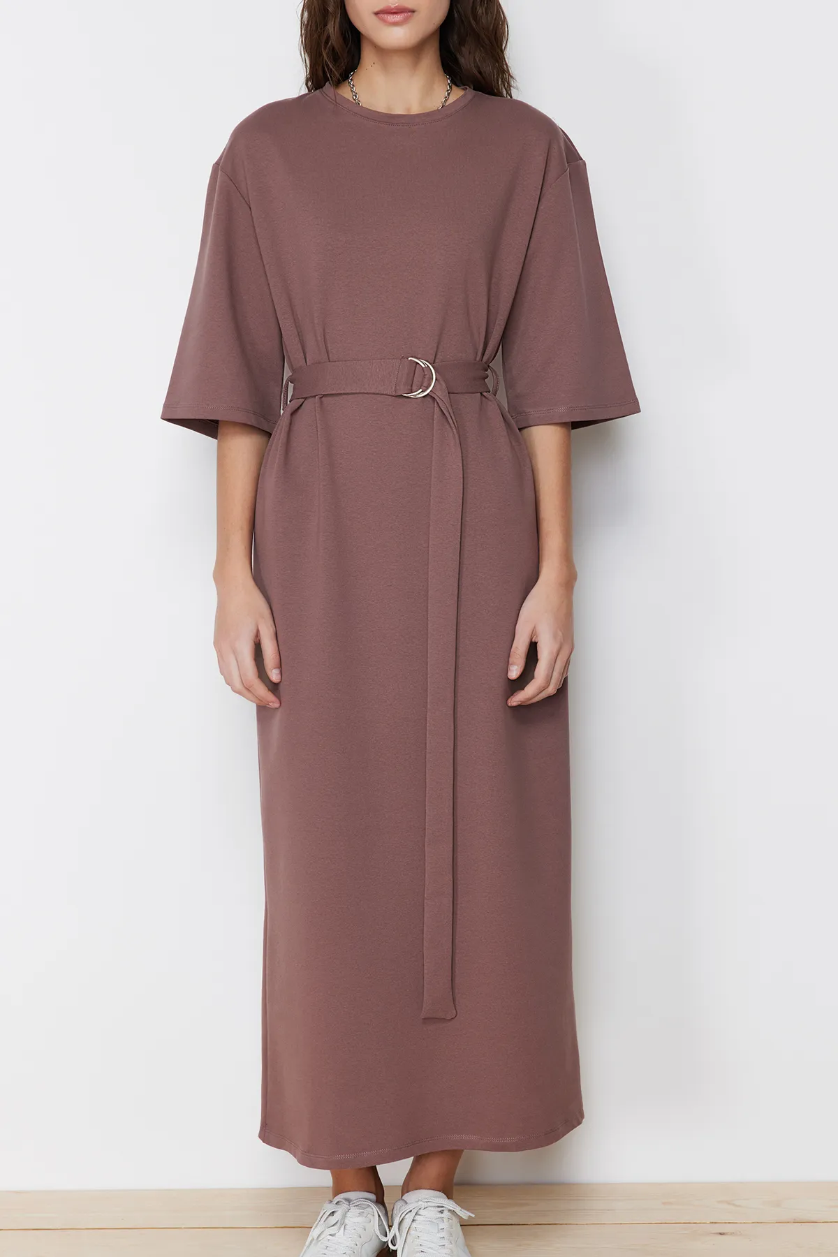 Trendyol Modest  Braunes Strickkleid mit halben Ärmeln und Gürtel TCTSS24EB00108