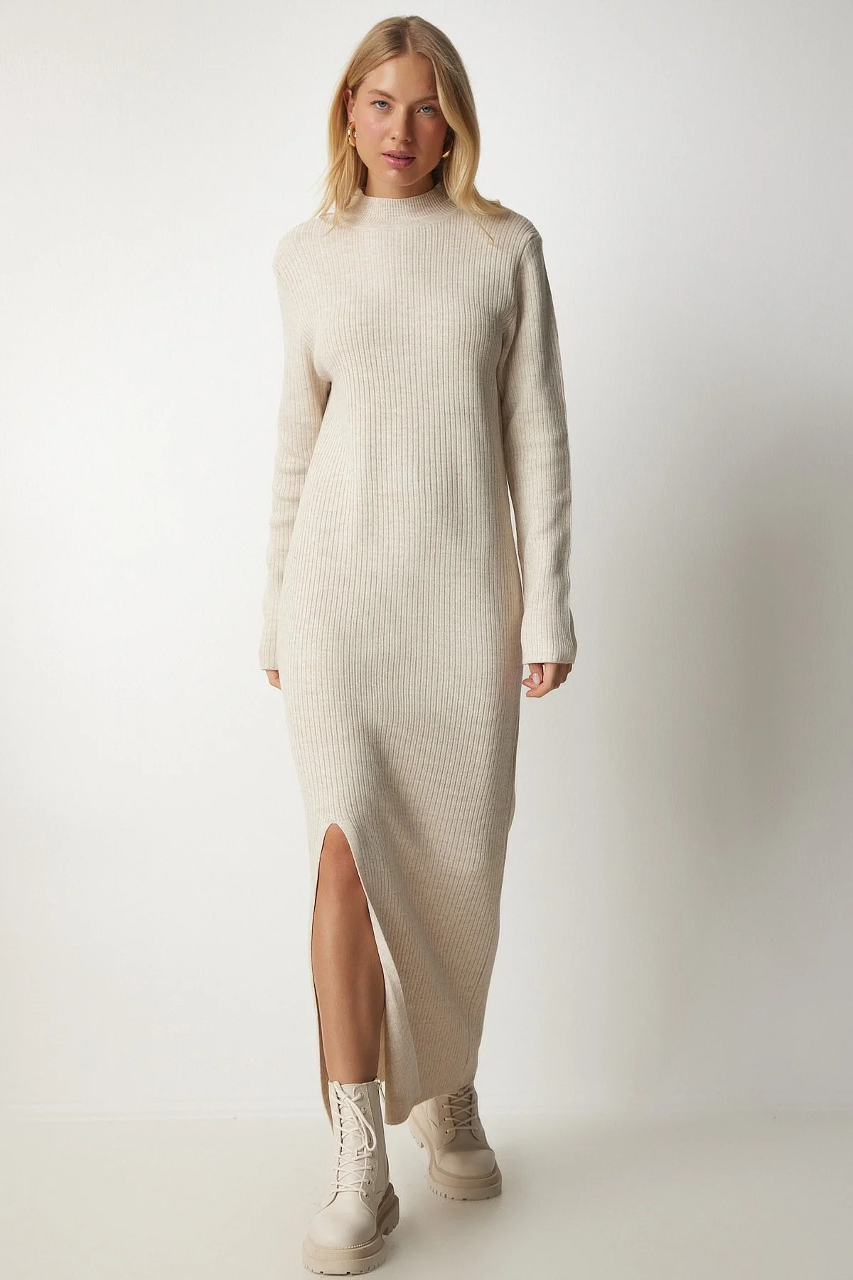 Happiness İstanbul  Beigefarbenes langes Strickkleid mit Rollkragen und Schlitz für Damen YY00163