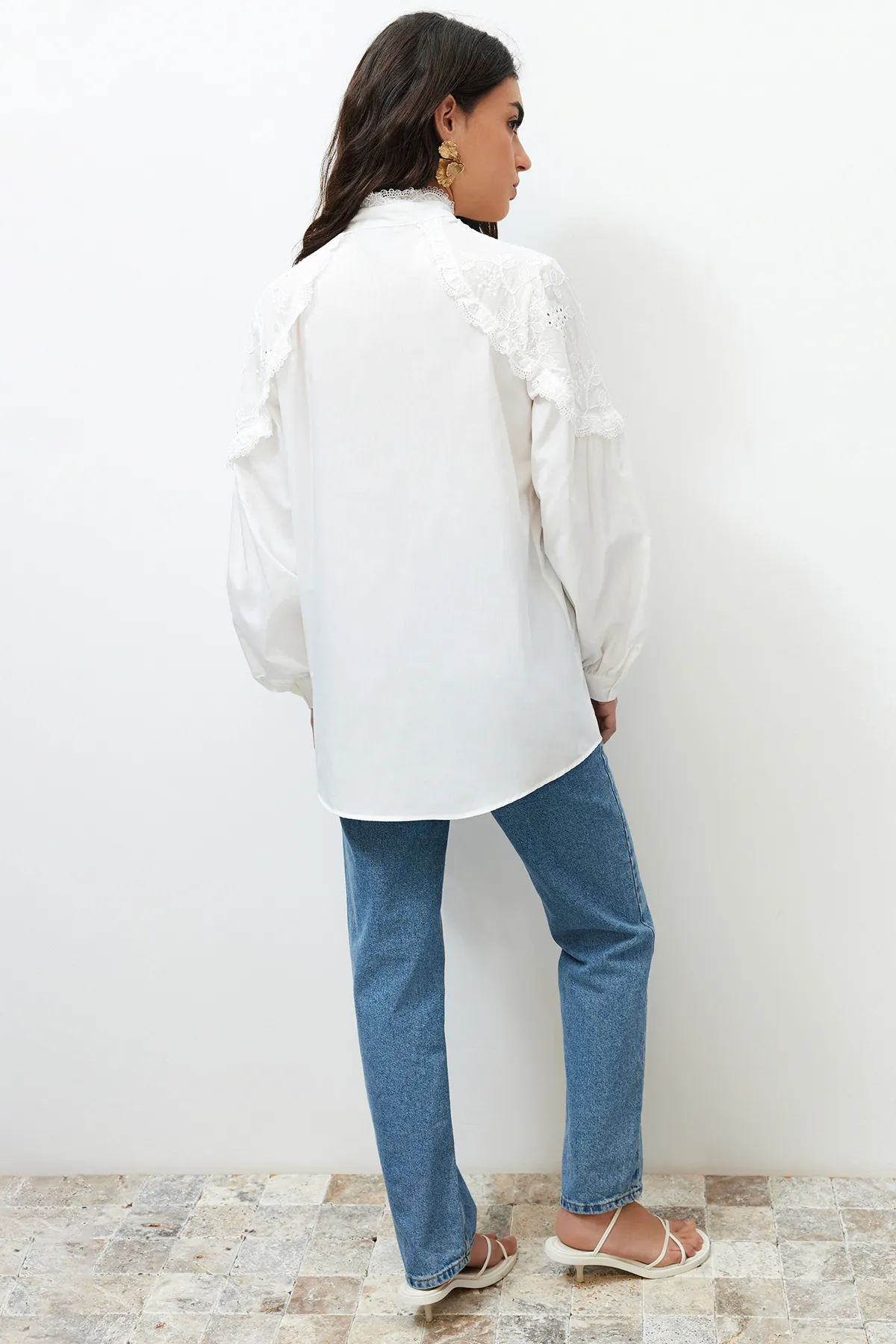 Trendyol Modest  Ecrufarbenes, besticktes Hemd aus gewebter Baumwolle TCTSS24TG00026