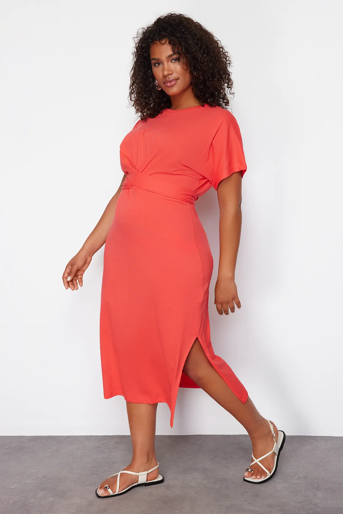 Trendyol Curve  Rotes gerade geschnittenes Strickkleid mit Schlitz und Krawattendetail TBBSS22EL1640