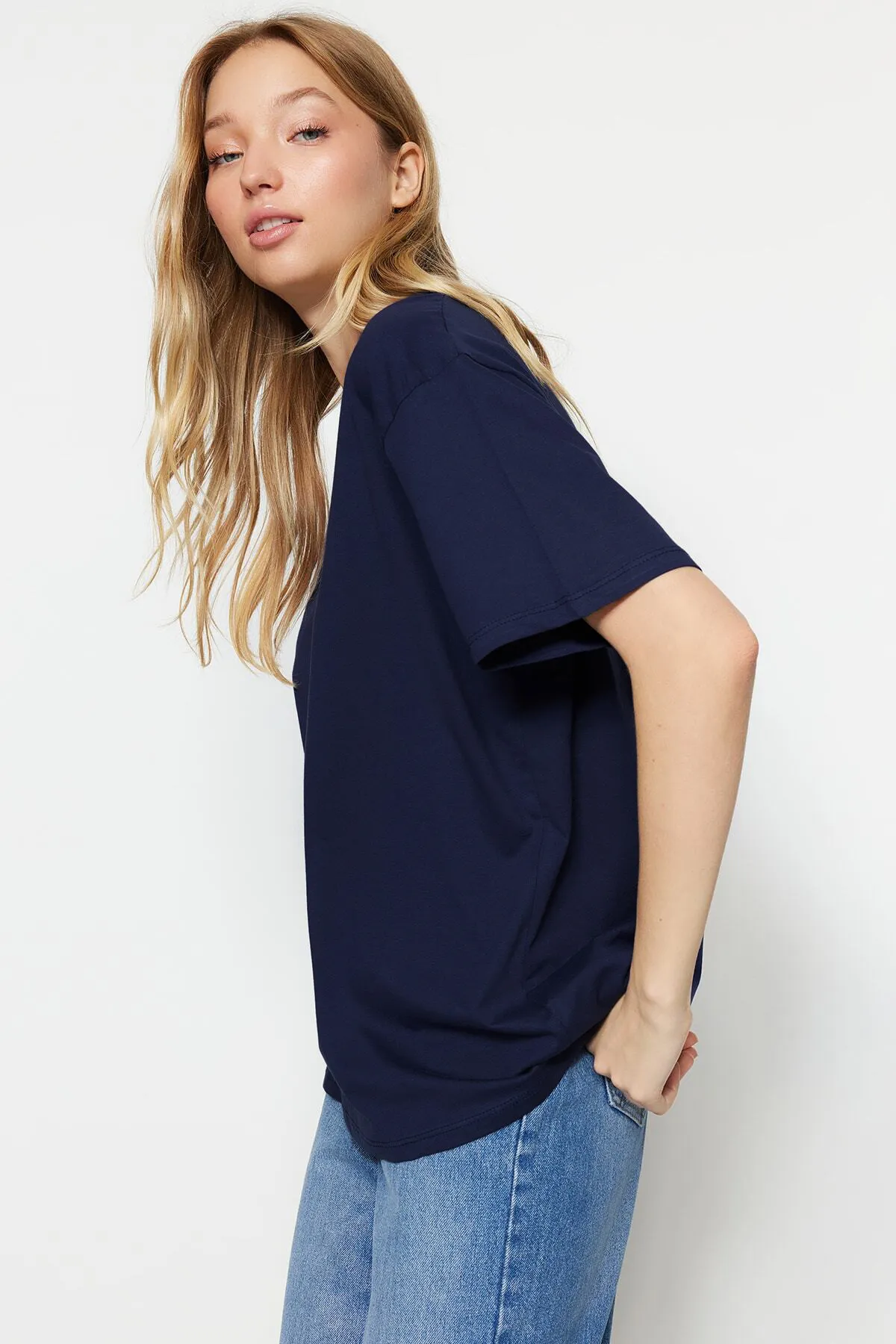 Trendyol Collection  Marineblaues, übergroßes/weites Strick-T-Shirt mit V-Ausschnitt, 100 % Baumwolle TWOSS23TS00003