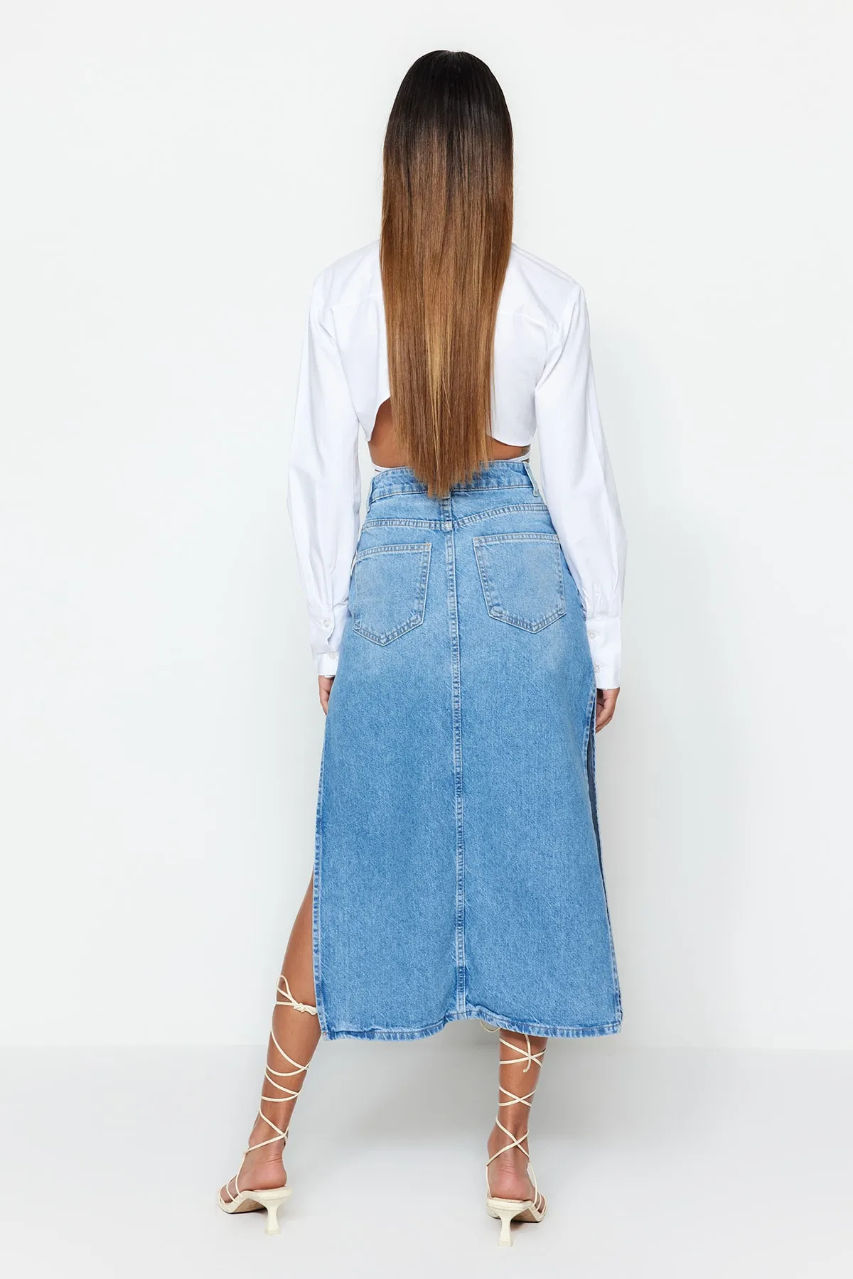 Trendyol Collection  Hellblauer High Waist Maxi Jeansrock mit Schlitzen TWOSS23ET00109