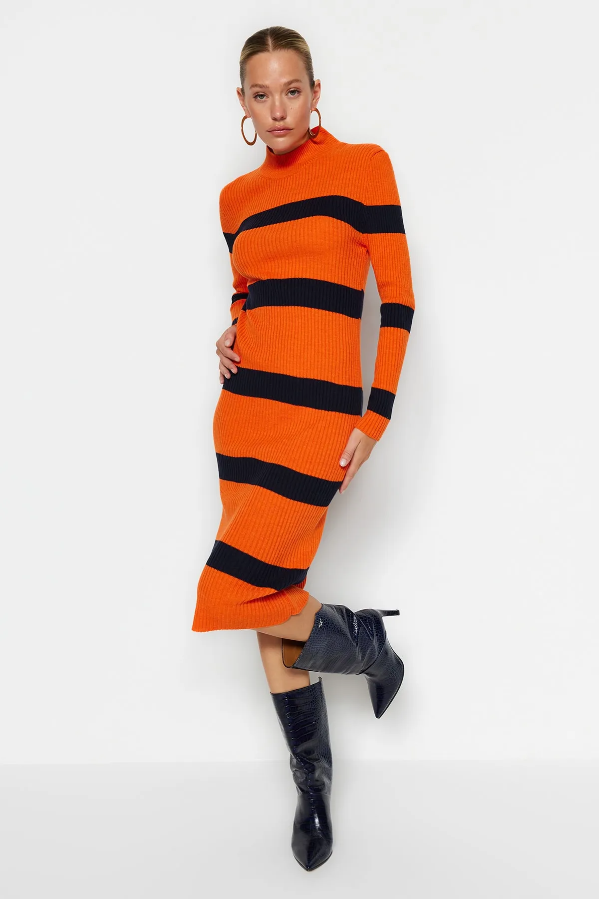 Trendyol Collection  Orangefarbenes Midi-Strickkleid mit hohem Kragen TWOAW23EL00226