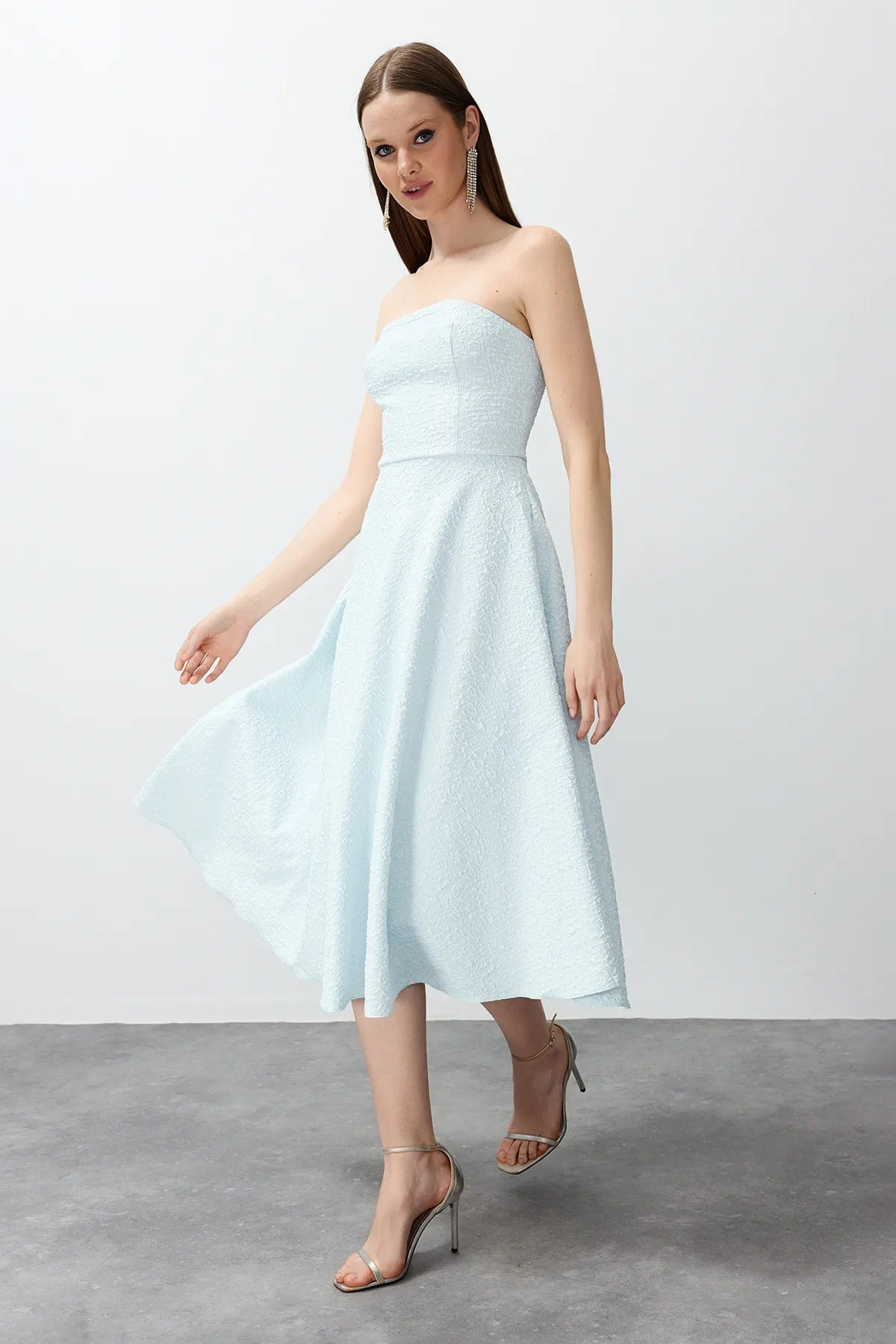 Trendyol Collection  Blaues, tailliertes/Skater-Stilvolles Abendkleid TPRSS24EL00160