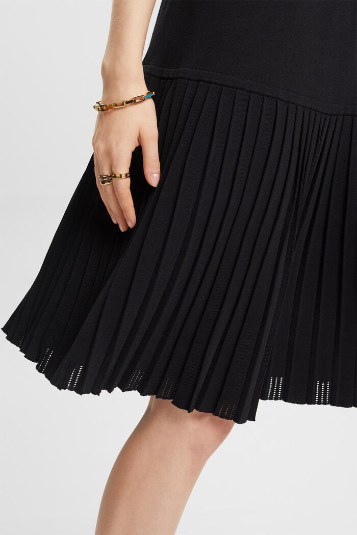 Plissiertes Kleid mit tiefer Taille