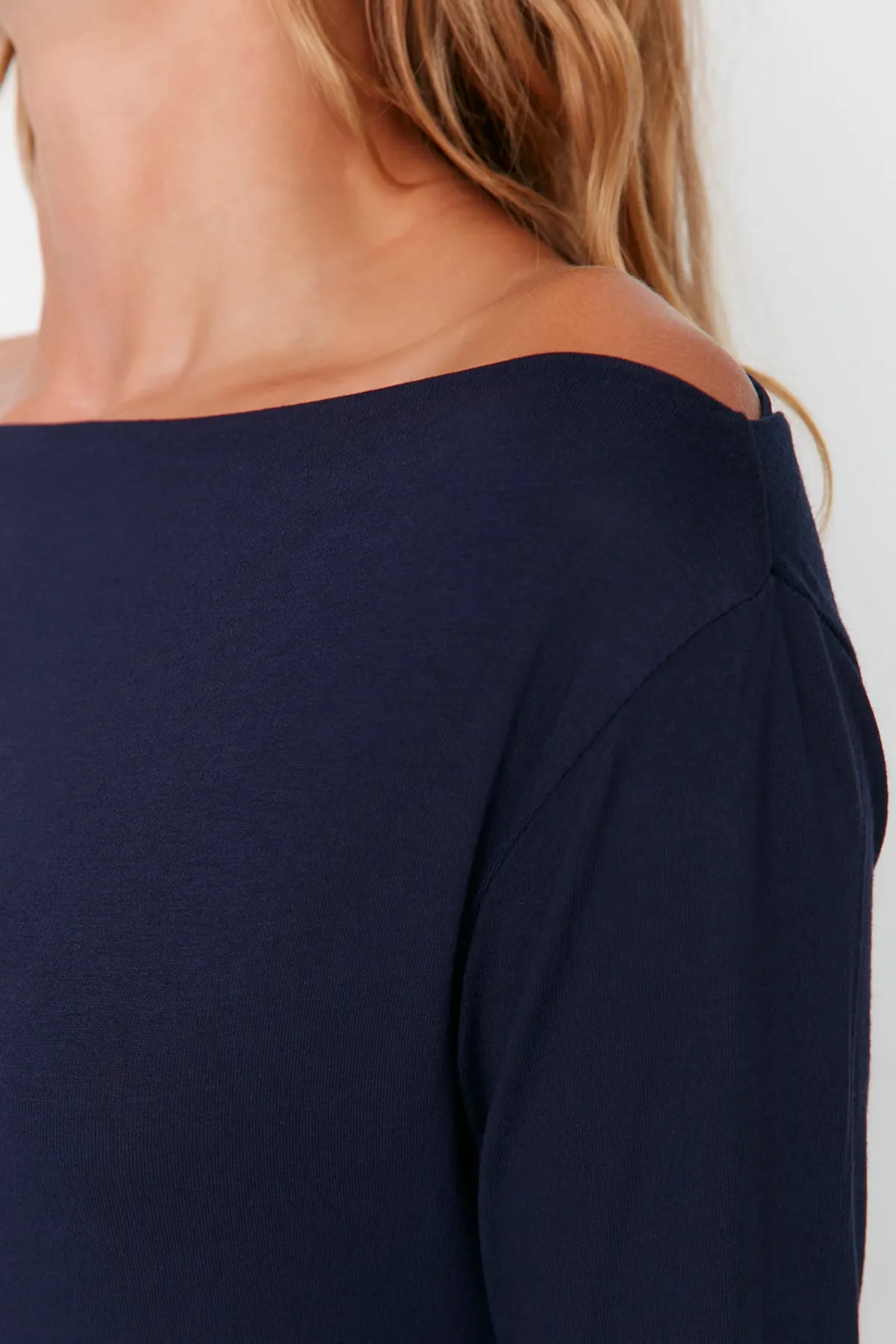 Trendyol Collection  Marineblaue, langärmlige, dehnbare Viskose-Strickbluse mit U-Boot-Ausschnitt TWOAW21BZ0106
