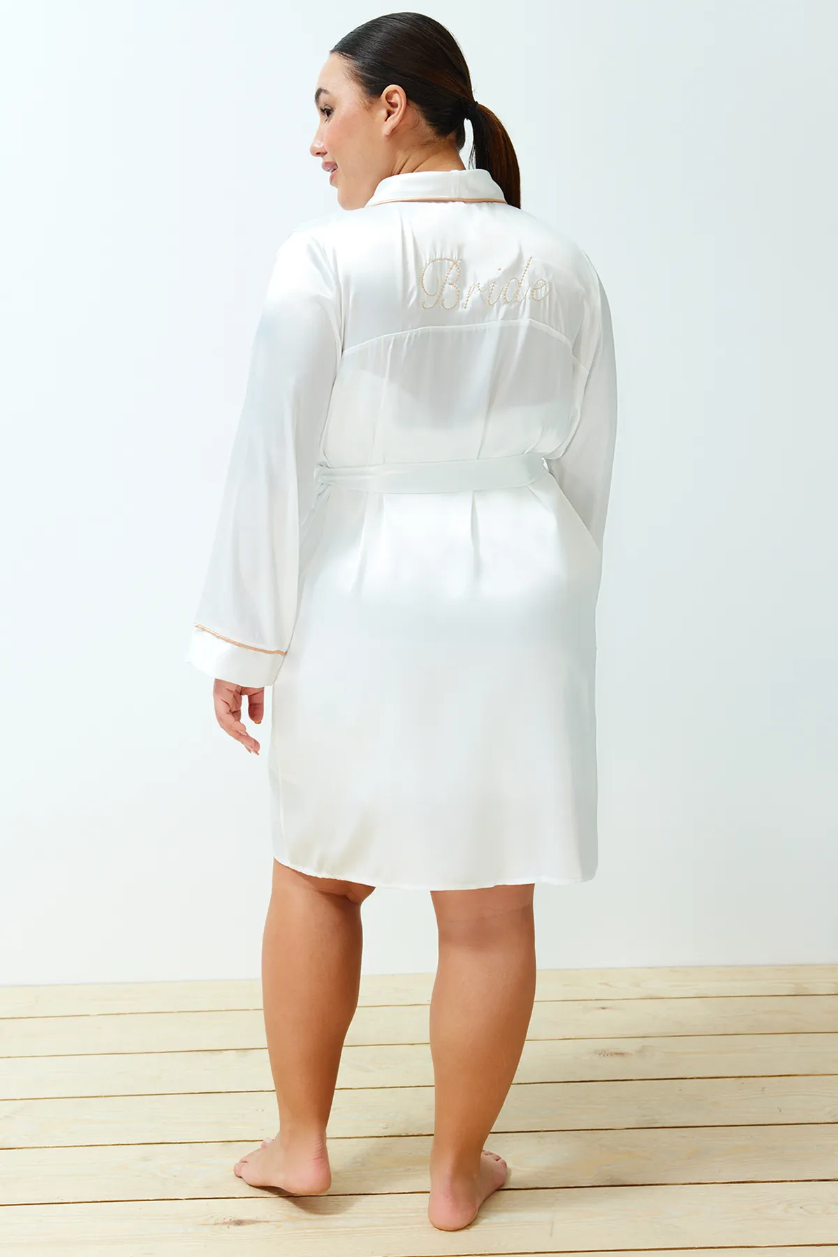 Trendyol Curve  Weißer, gewebter Brautkleid aus Satin mit Gürtel TBBSS24SB00001