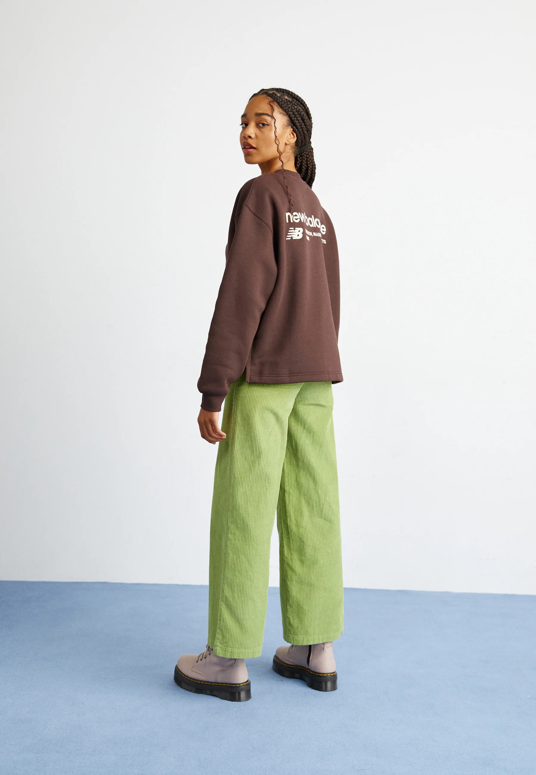 Sudadera New Balance LINEAR HERITAGE con cuello redondo y espalda cepillada