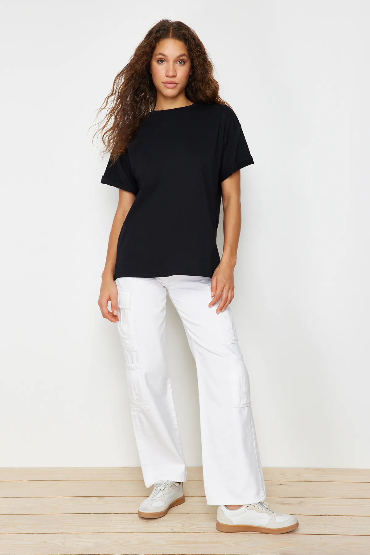 Trendyol Collection  Schwarzes, übergroßes/weites Strick-T-Shirt mit Rundhalsausschnitt aus 100 % Baumwolle TWOSS20TS0134