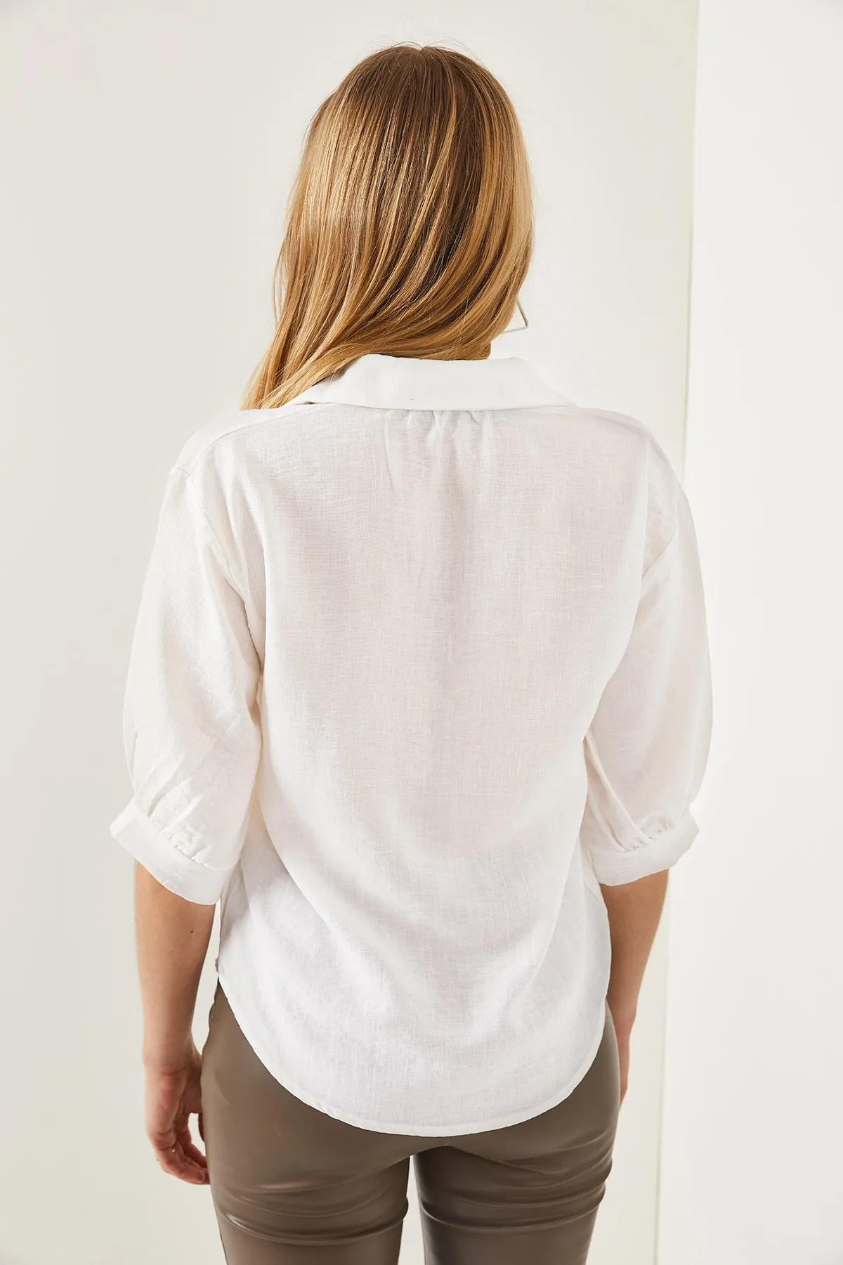 Olalook  Weißes Leinenhemd mit Dreiviertelärmeln und Holzknöpfen für Damen GML-19001095