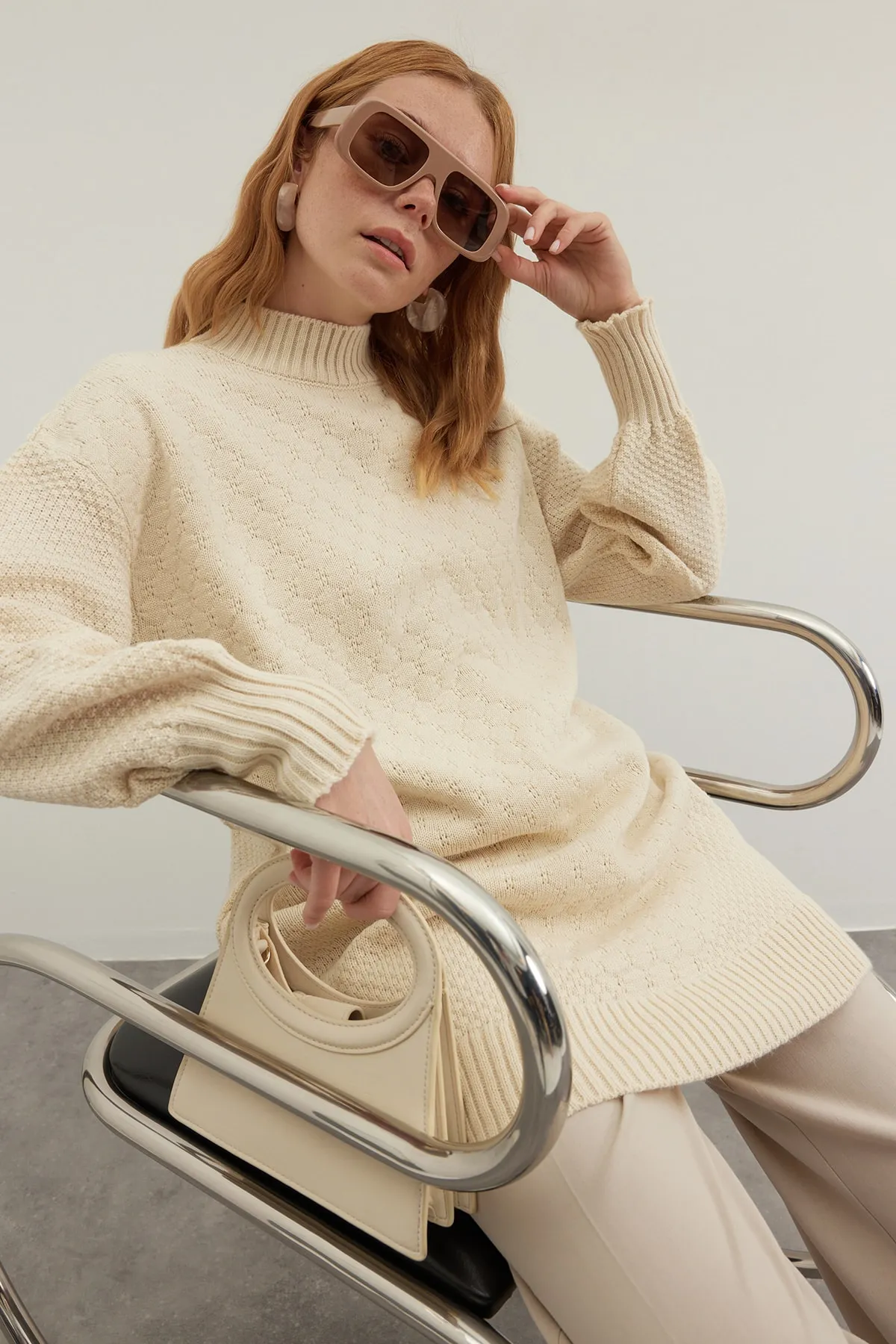 Trendyol Modest  Steinfarbener Strickpullover mit hohem Kragen und Wabenmuster TCTAW24AK00020