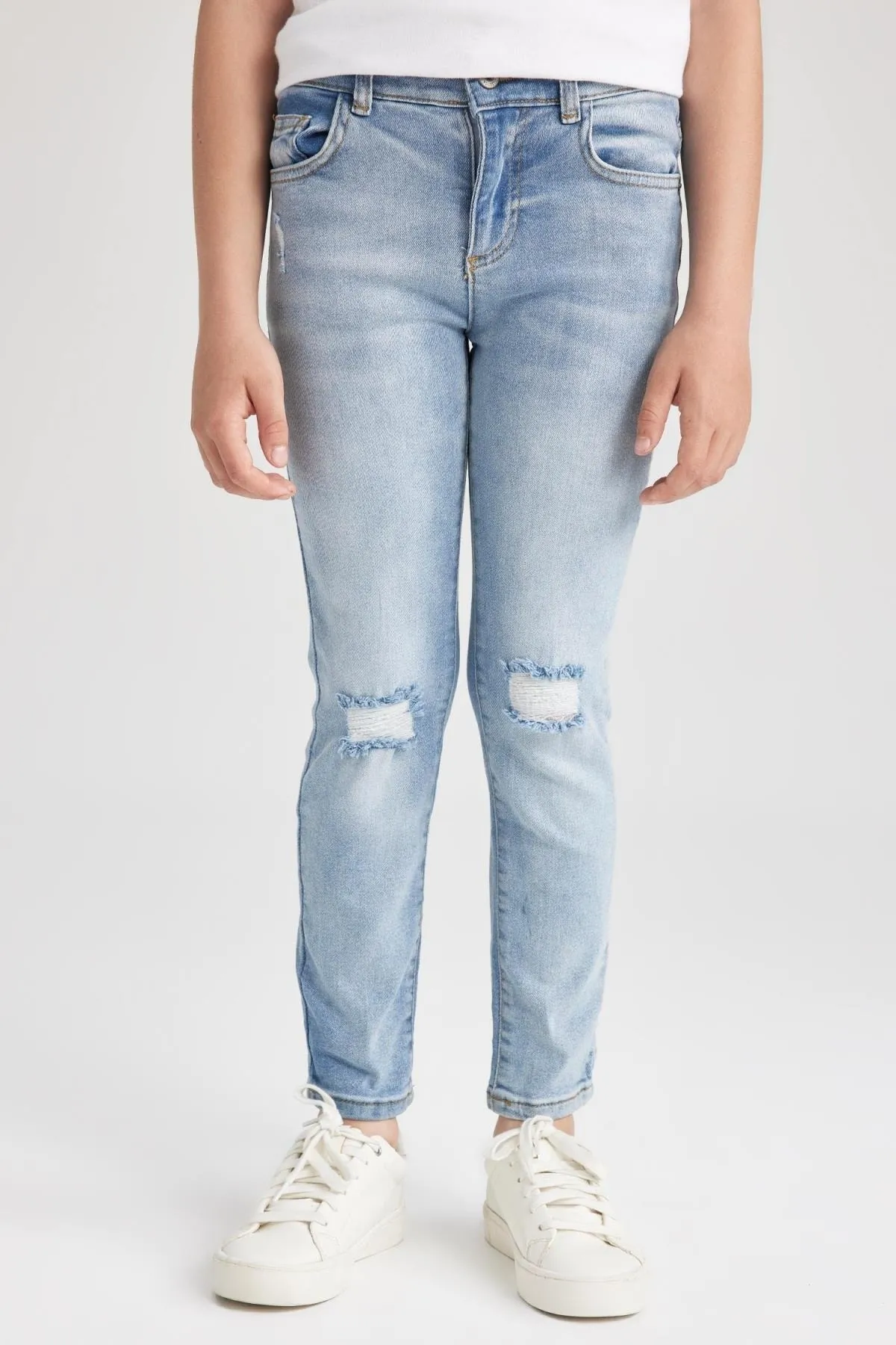 DeFacto  Slim Fit Jeanshose für Jungen mit zerrissenem Detail und geradem Bein Z1599a623sm