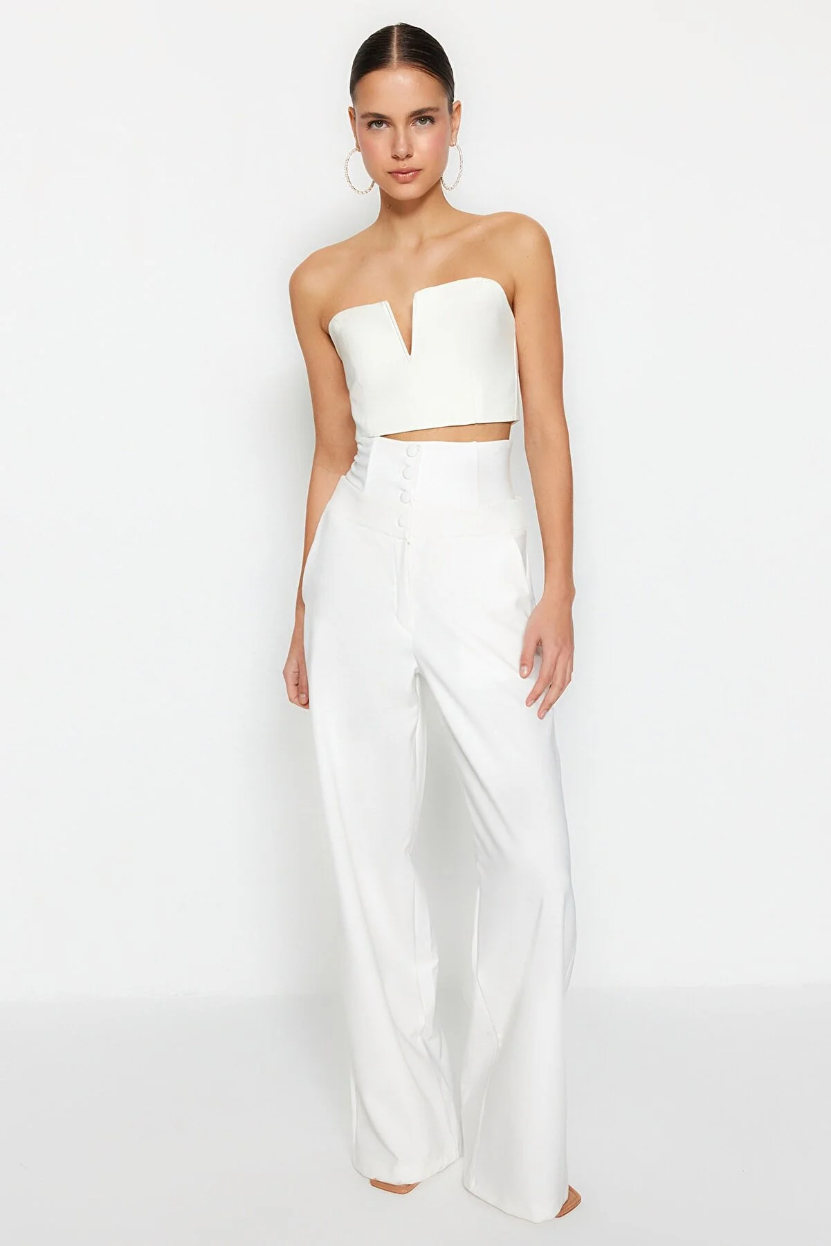 Trendyol Collection  Ecru gewebte Hose mit Korsettdetail TPRSS23PL00033