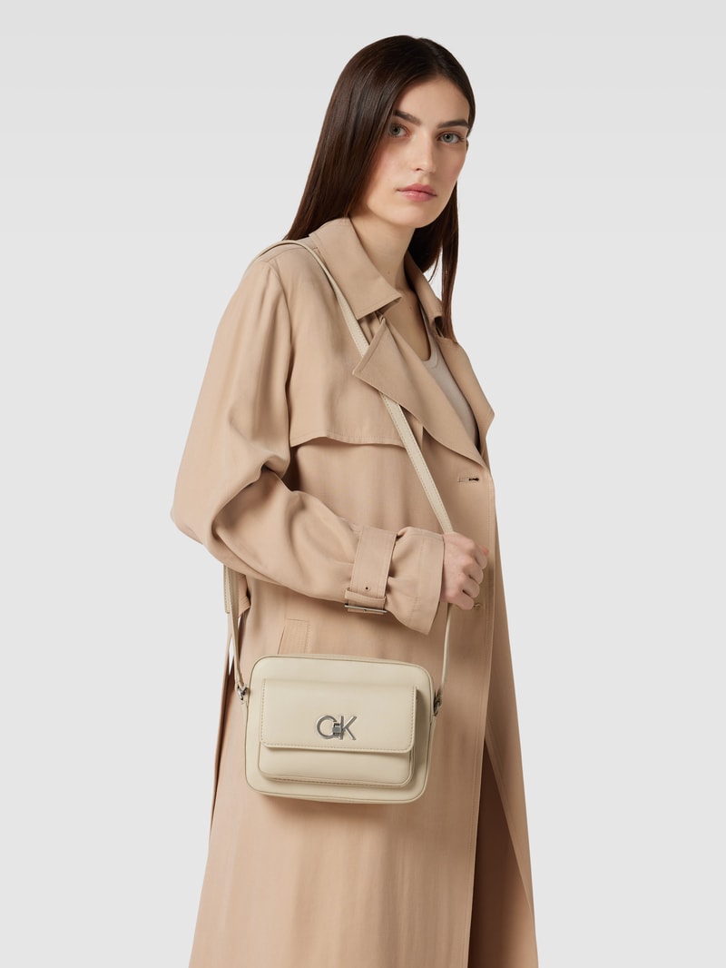 Umgängetasche mit Label-Applikation Modell 'CAMERA BAG' in beige