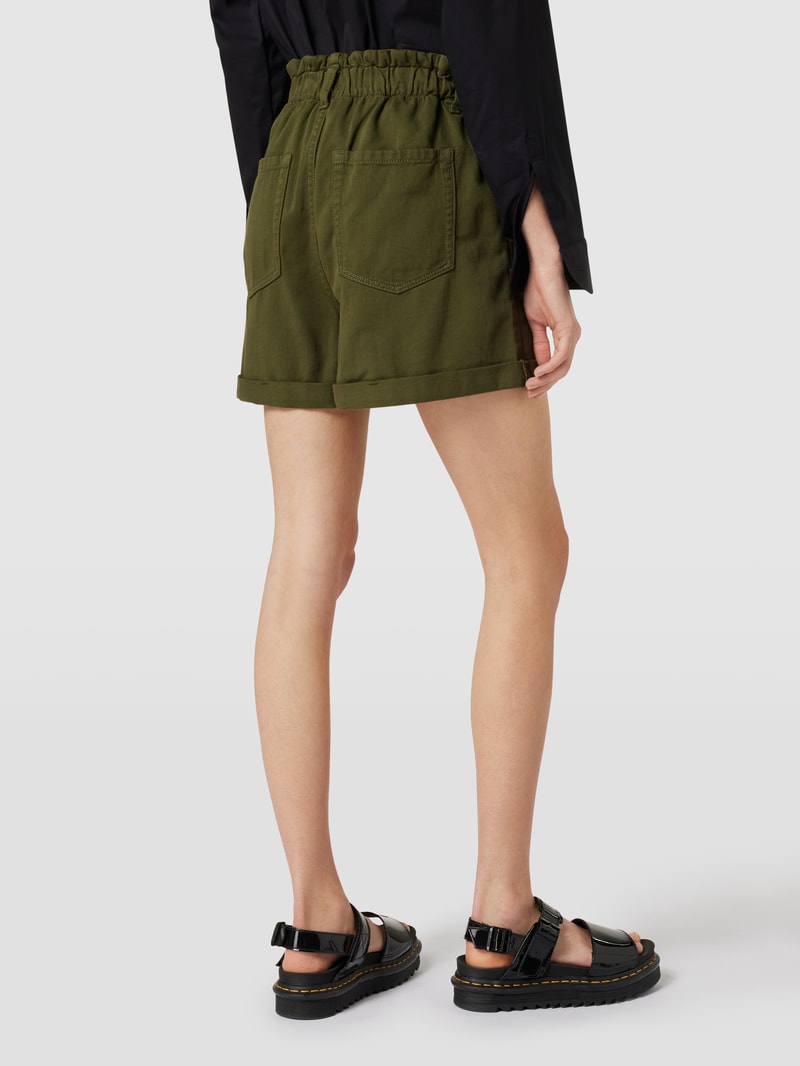 Shorts mit seitlichen Eingrifftaschen in olivgrün