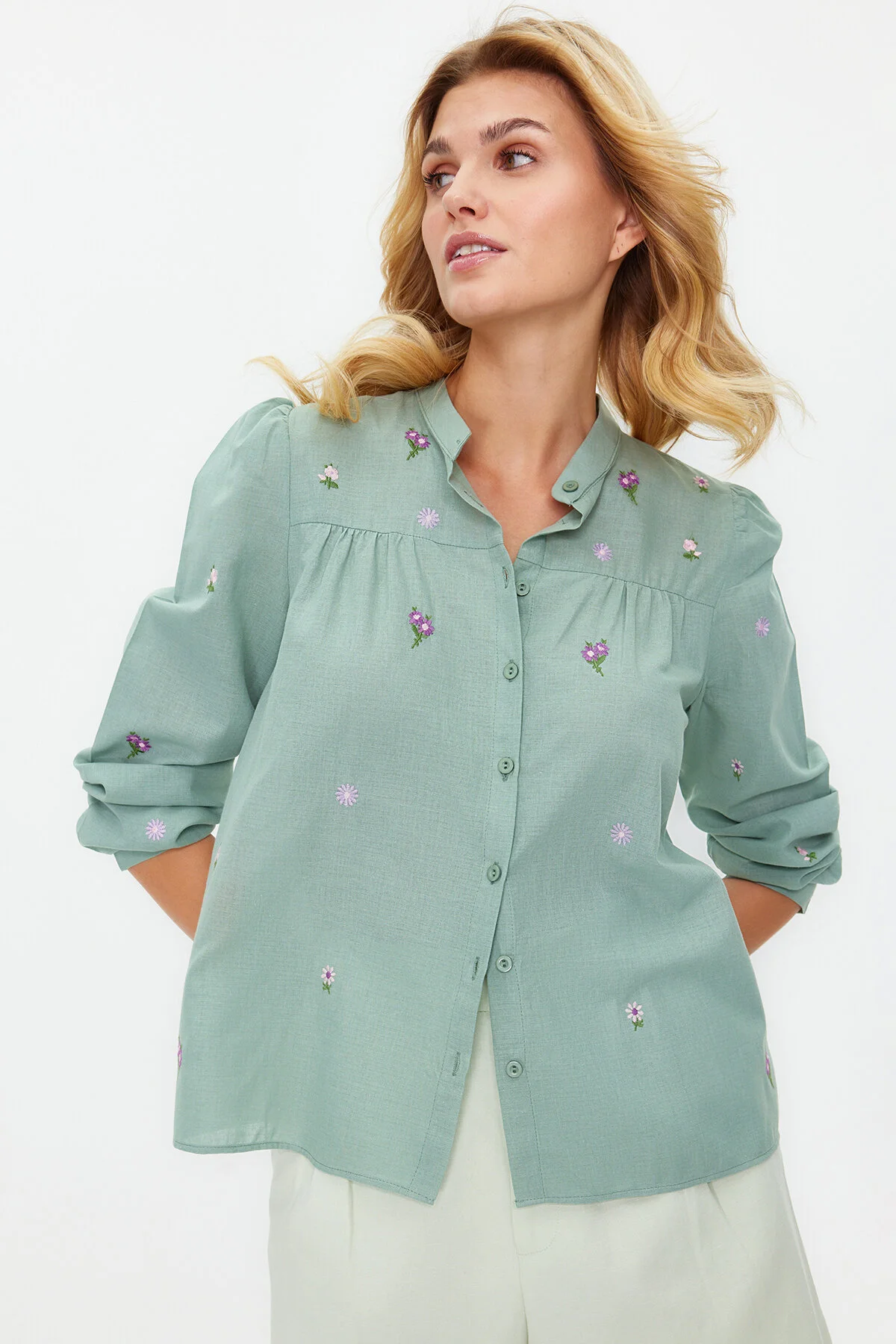 Trendyol Collection  Grüne Blumenstickerei - Regular Shirt mit Stickereidetails TWOSS23GO00152