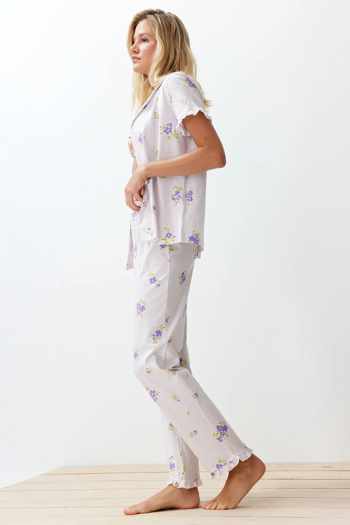Trendyol Collection  Ecru-Multicolor-Strickpyjama-Set aus 100 % Baumwolle mit Blumenrüschen und detaillierten Details THMSS24PT00228