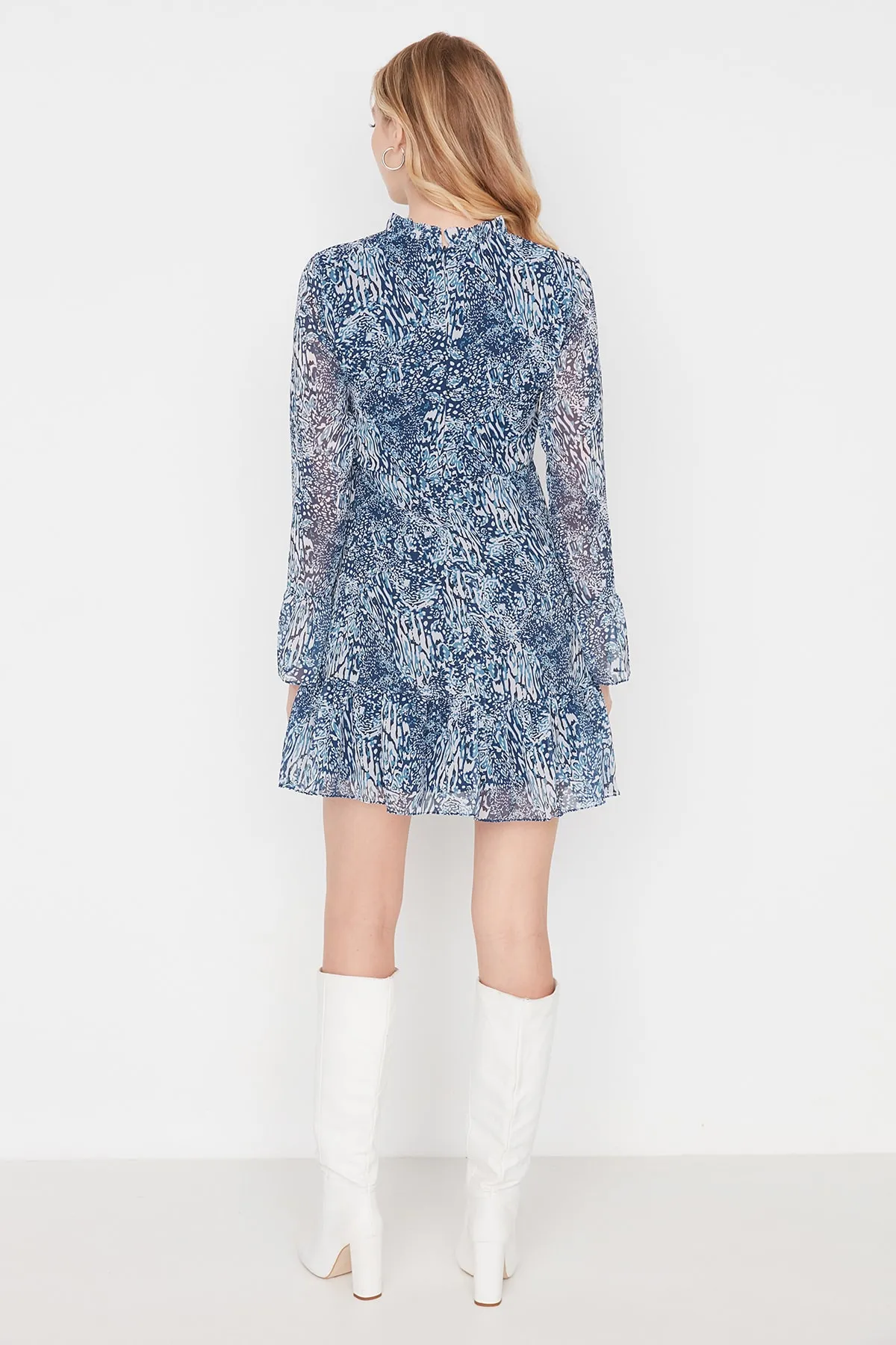 Trendyol Collection  Blaues, gefüttertes Mini-Webkleid mit hohem Kragen TCLAW19LJ0076