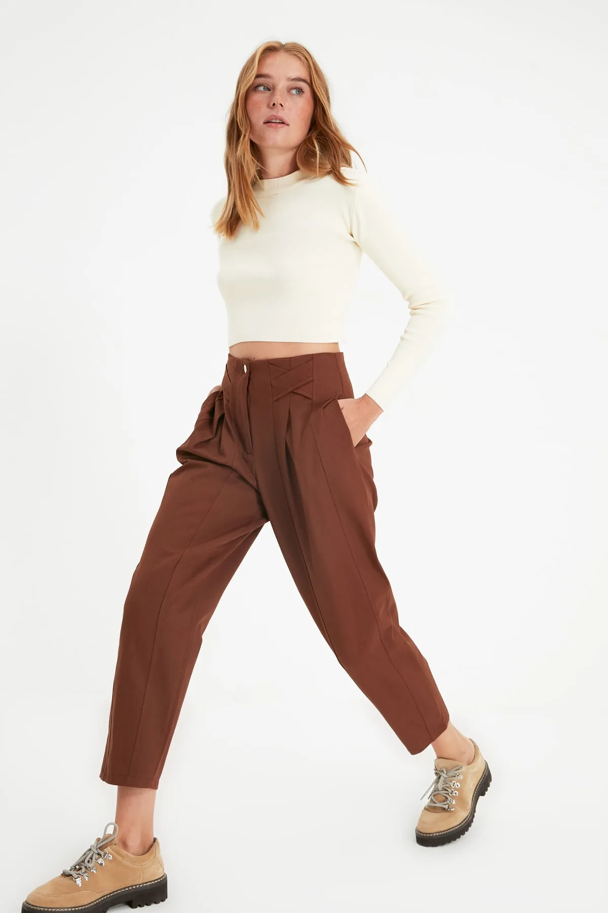 Trendyol Collection  Braune, gewebte Hose mit Karottenmuster und detaillierten Streifen aus Baumwolle TWOAW22PL0342