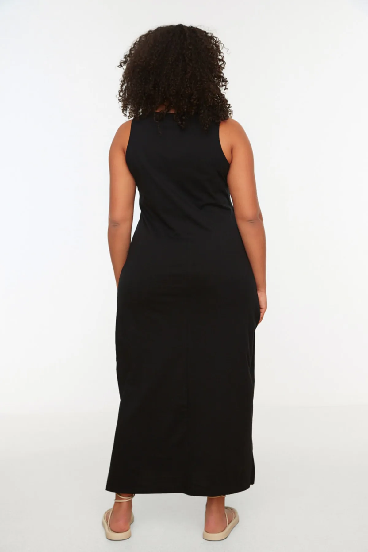 Trendyol Curve  Schwarzes, gerade geschnittenes Strickkleid mit Schlitz TBBSS22AH0162