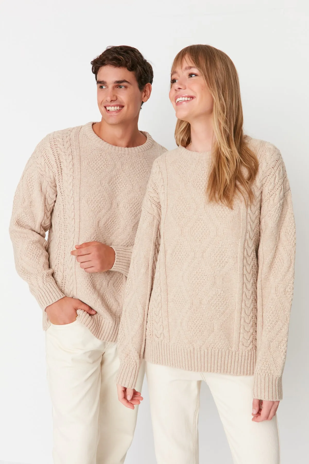 Trendyol Collection  Stone Unisex Oversize Wide Fit Rundhalspullover mit geflochtenem Haar TMNAW23KZ00280