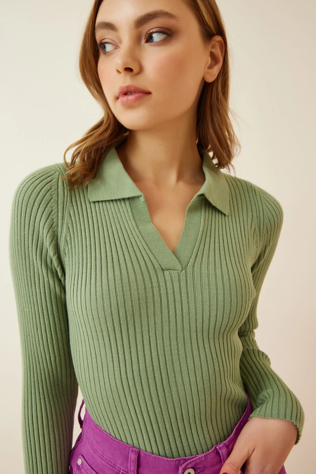 Happiness İstanbul  Grüner gerippter Kurz-Strickpullover mit Polokragen für Damen VA00028