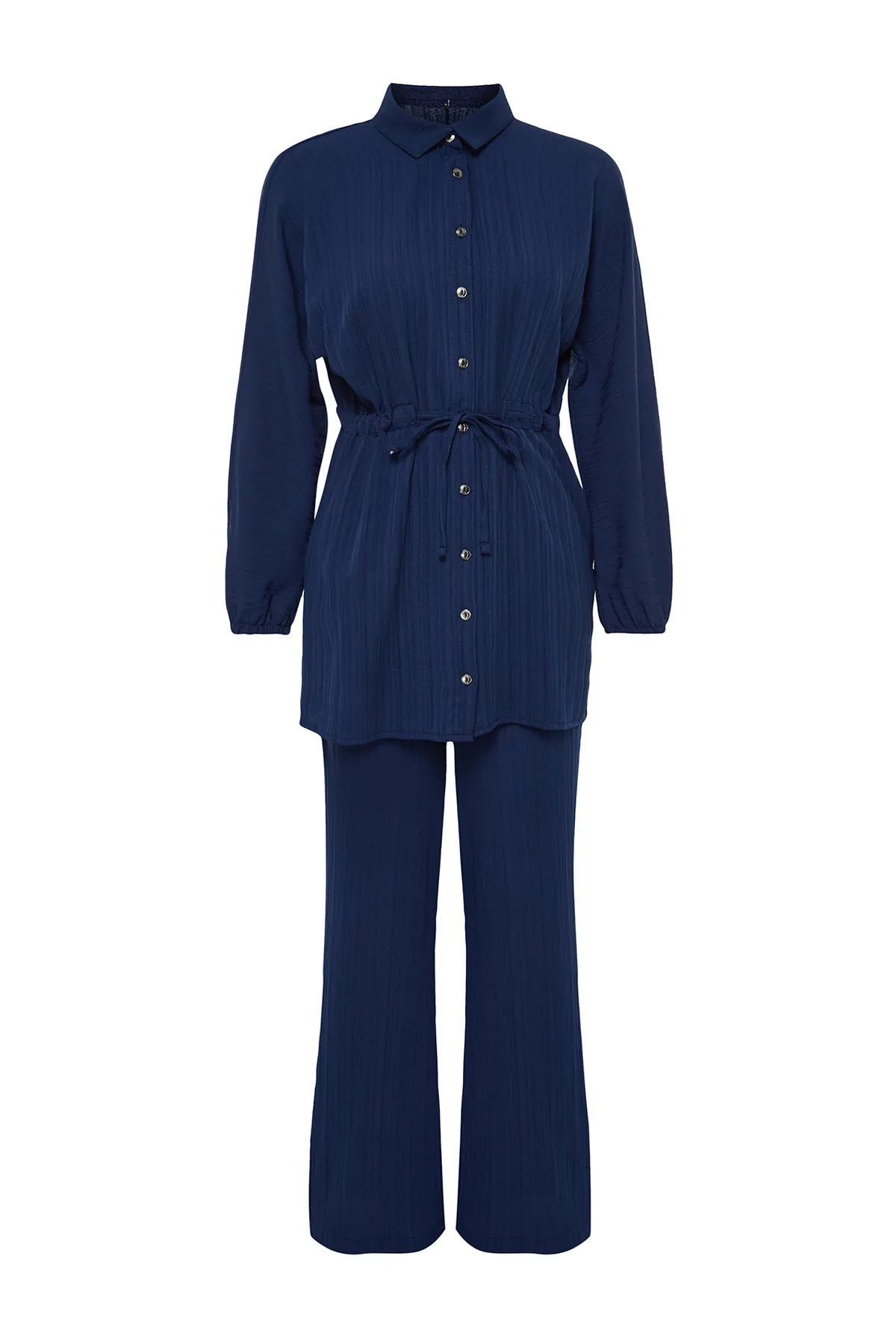 Trendyol Modest  Marineblaues Crinkle-Hemd-Hose-Set mit gewebter Unterseite und Oberteil TCTSS24US00019