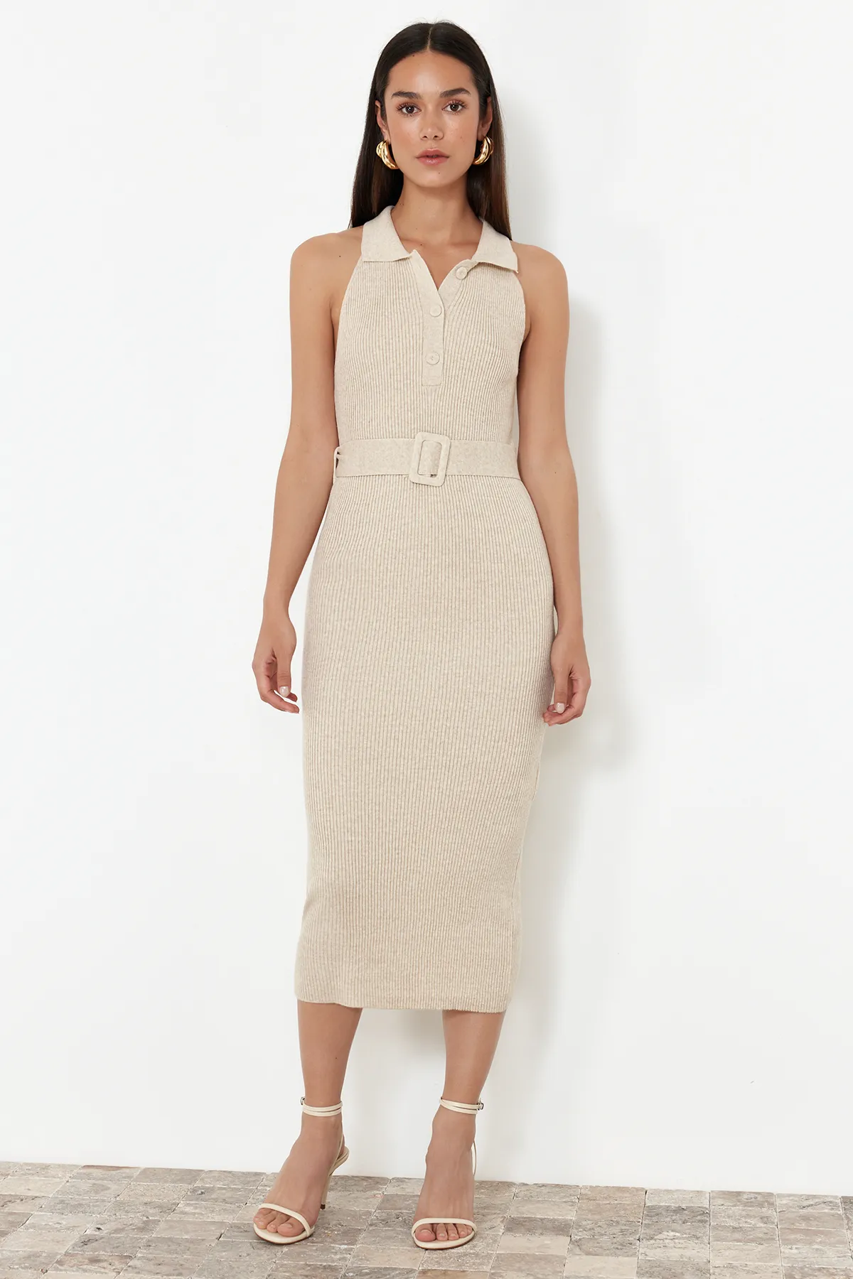 Trendyol Collection  Beiges Strick-Midikleid mit Gürteldetail TWOSS22EL1031