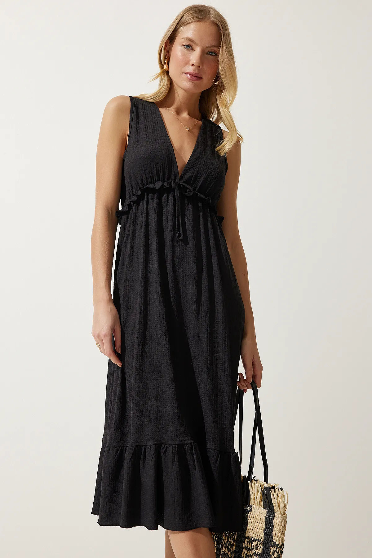 Happiness İstanbul  Schwarzes Damen-Strickkleid mit tiefem V-Ausschnitt und dicken Trägern MC00268