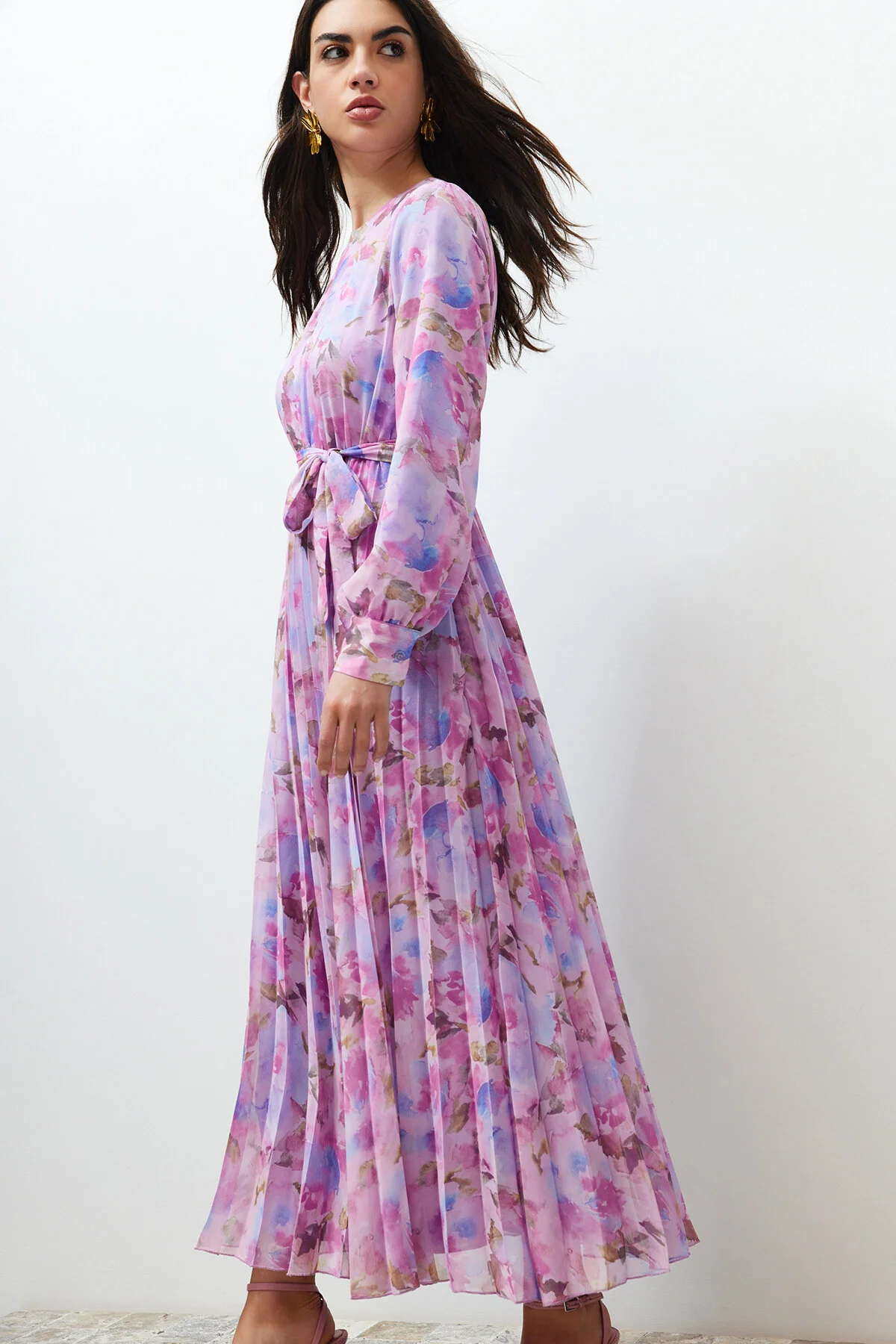 Trendyol Modest  Gewebtes Kleid aus plissiertem Chiffon mit rosafarbener Blumenschärpe und gefüttertem Detail TCTSS24EB00151