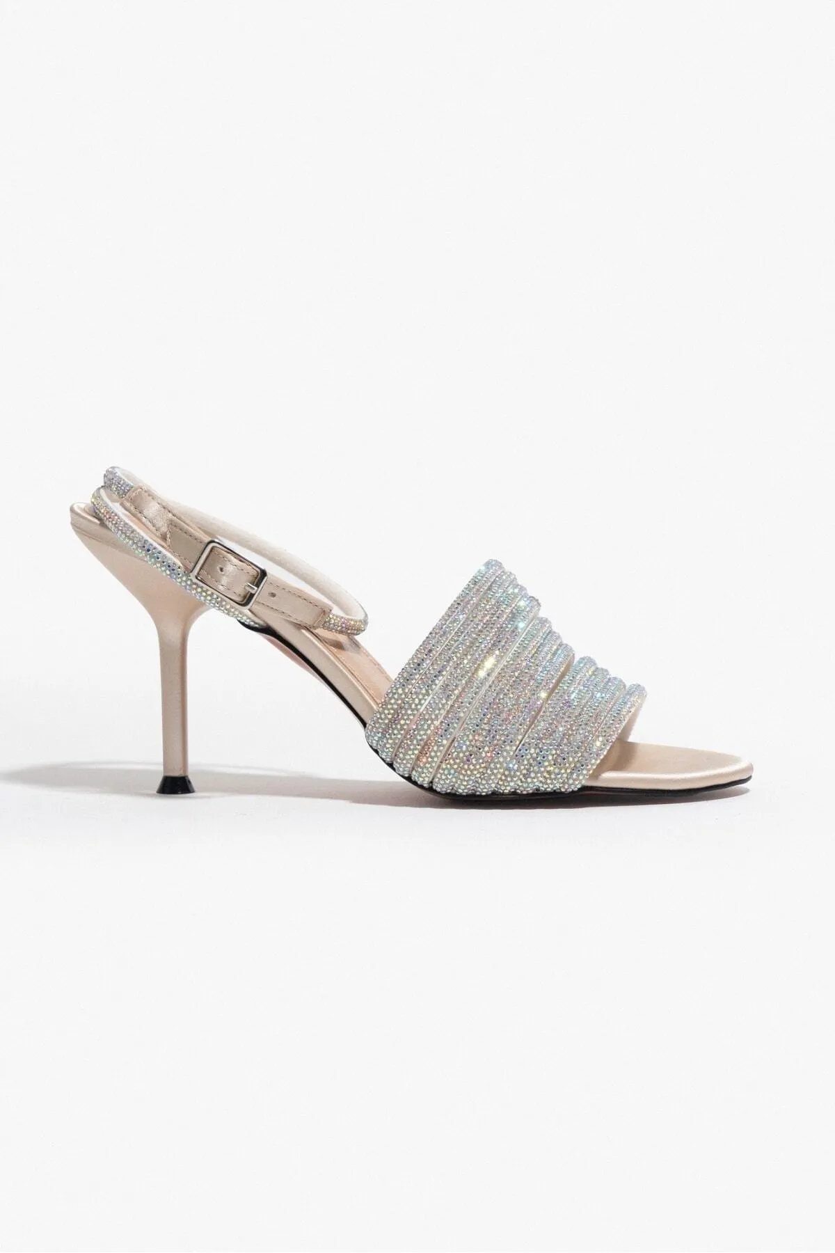NİŞANTAŞI SHOES  Sommerbeige Damen-Sandalen mit Absatz aus Satin und Steindetail am Knöchel