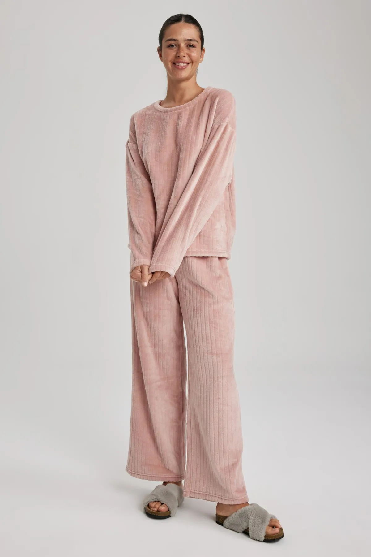 DeFacto  Langärmliges Plüsch-Pyjama-Set „Fall In Love“.