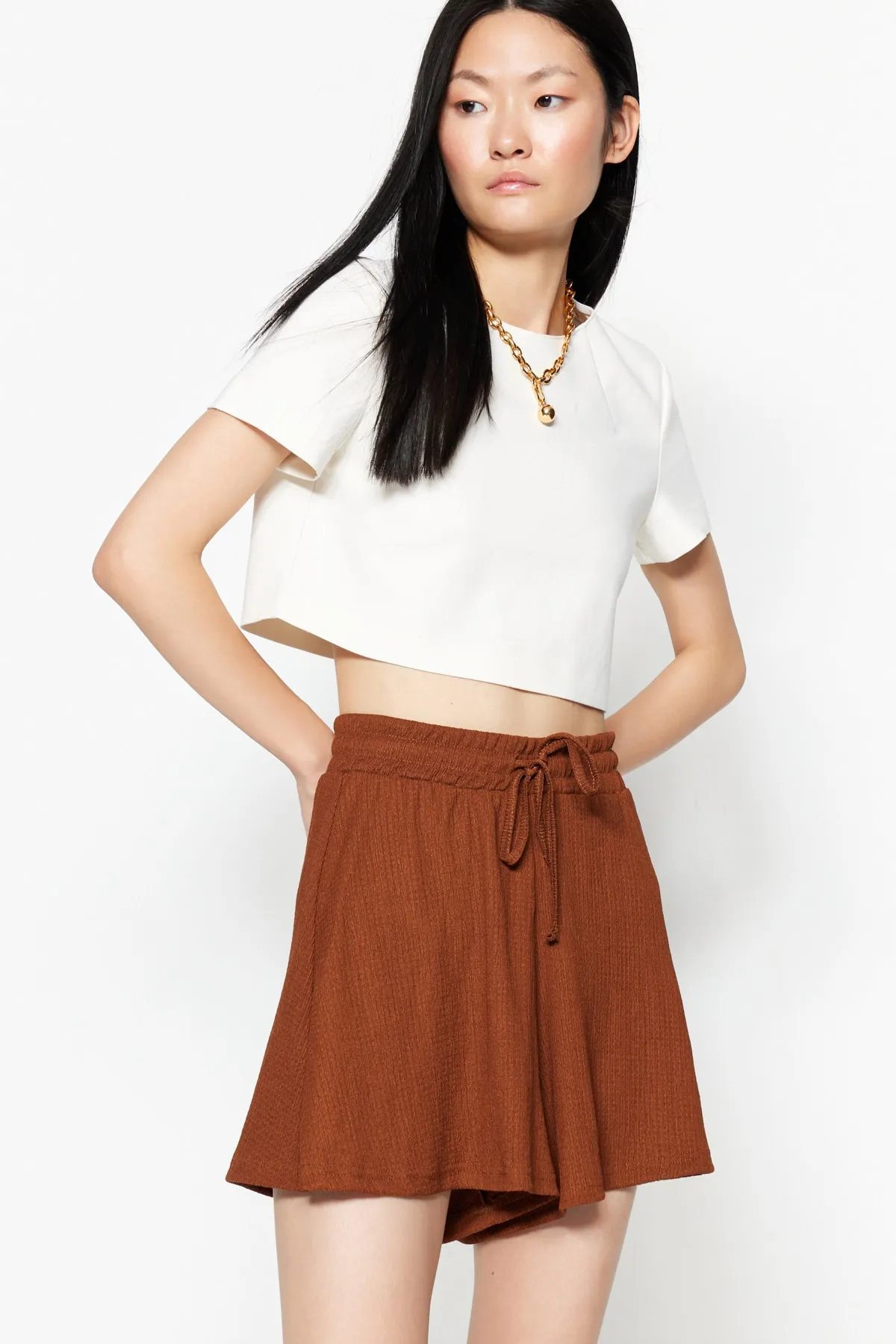 Trendyol Collection  Braune Relaxed Fit Shorts mit normaler Taille und Wickel-/Strukturstrickmuster TWOSS22SR0212
