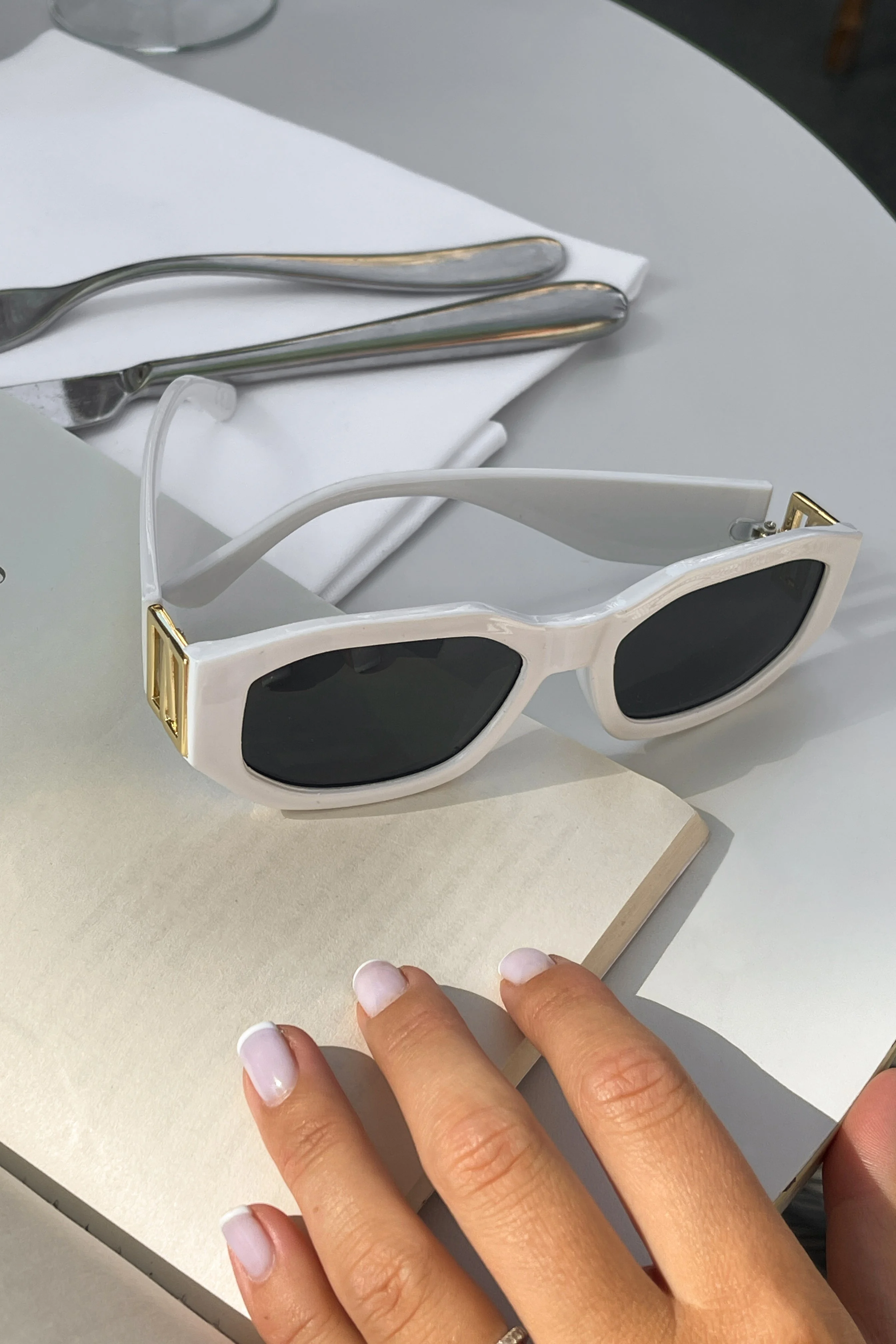 Eckige weite Sonnenbrille