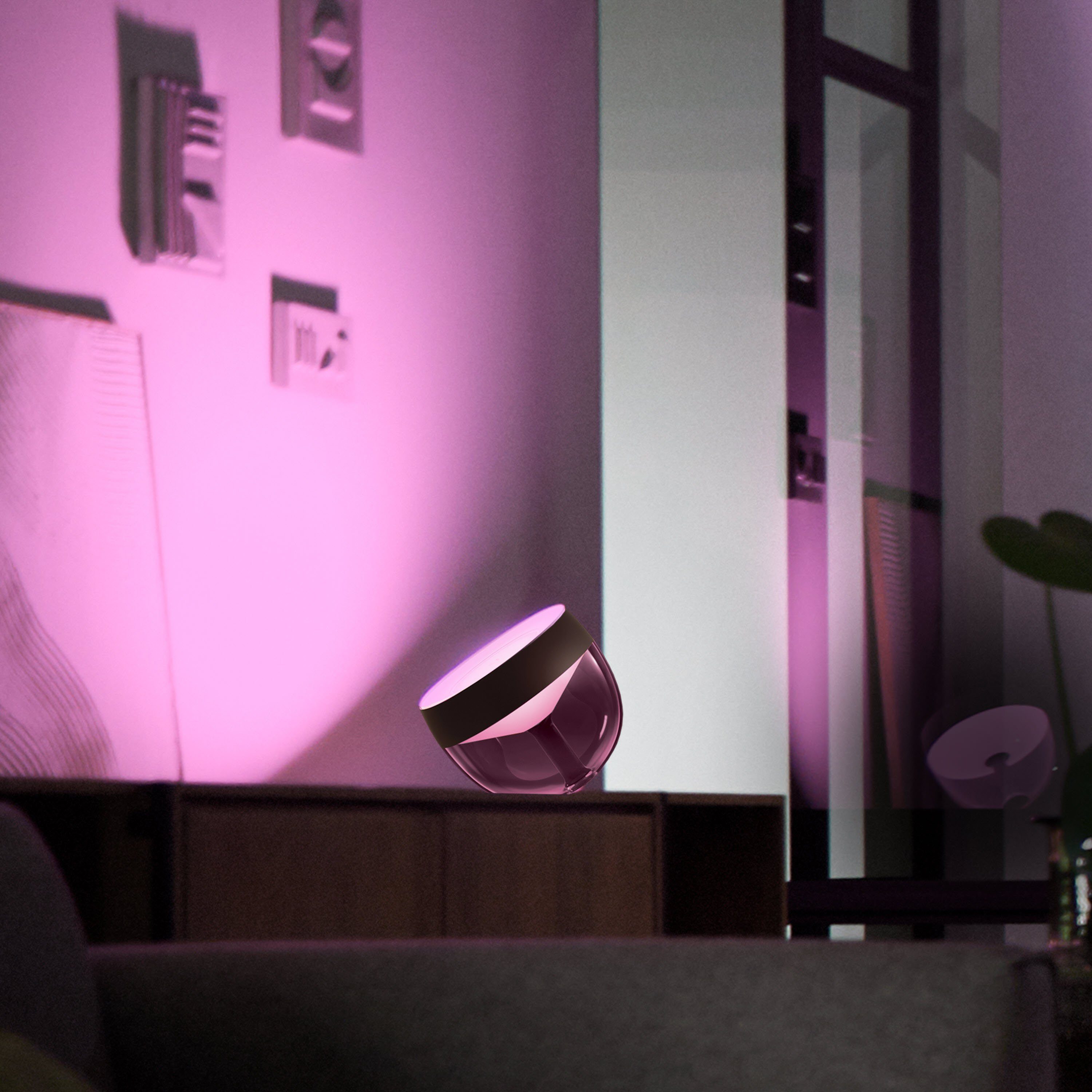 Philips Hue LED Tischleuchte Iris, LED fest integriert, Farbwechsler, Plug & Play-Lampe, Steuerung mit App oder Sprache, Hue Bridge