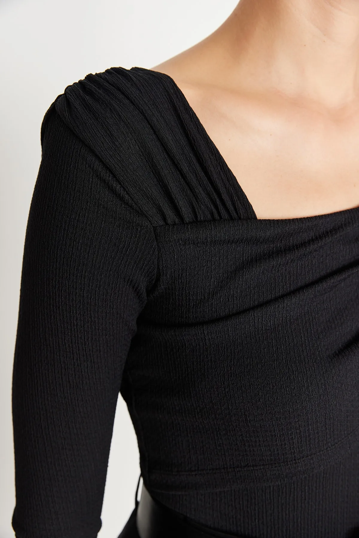Trendyol Collection  Schwarzer asymmetrischer Kragen, detailreich drapiert, tailliert/körperbetont, figurbetonter Strickbody mit Wickelnieten TWOAW23BD00043
