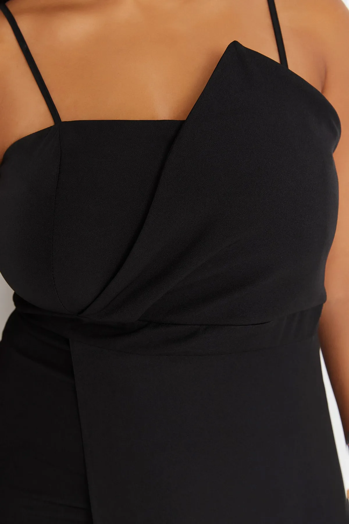 Trendyol Curve  Schwarzes, figurbetontes, asymmetrisch geschnittenes Webkleid TBSSS22AH00039